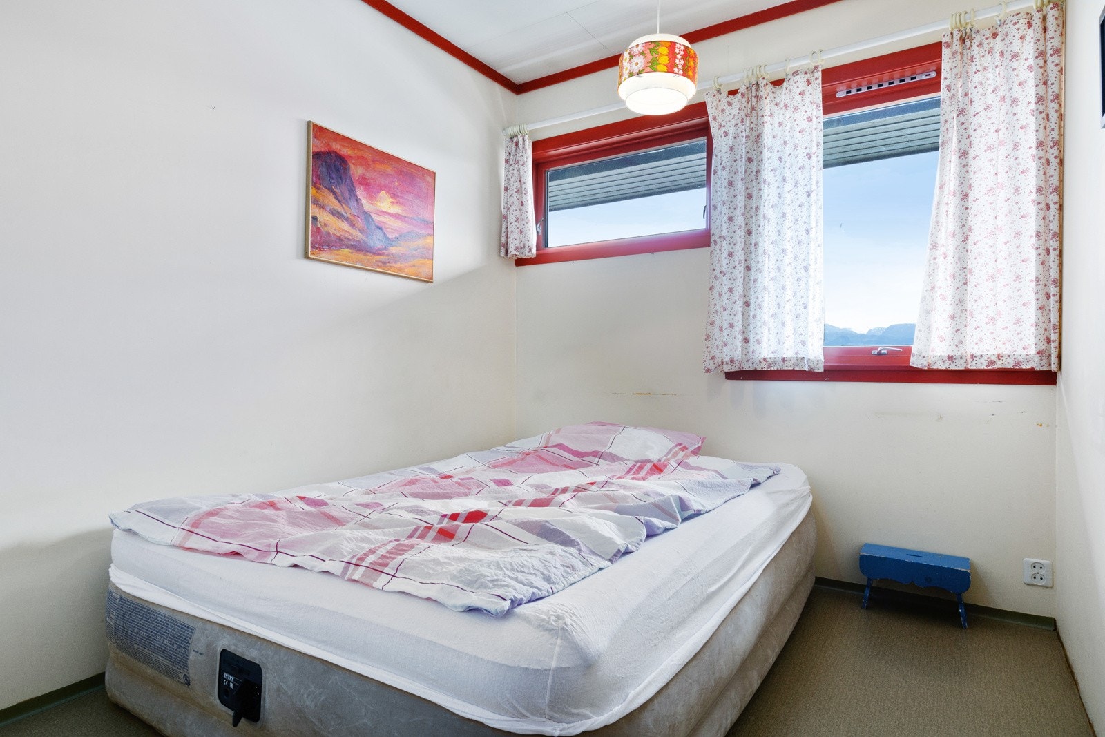 Tidligere hadde boligen fem soverom. Et soverom er slått sammen med stuen i første etasje. Galleribilde