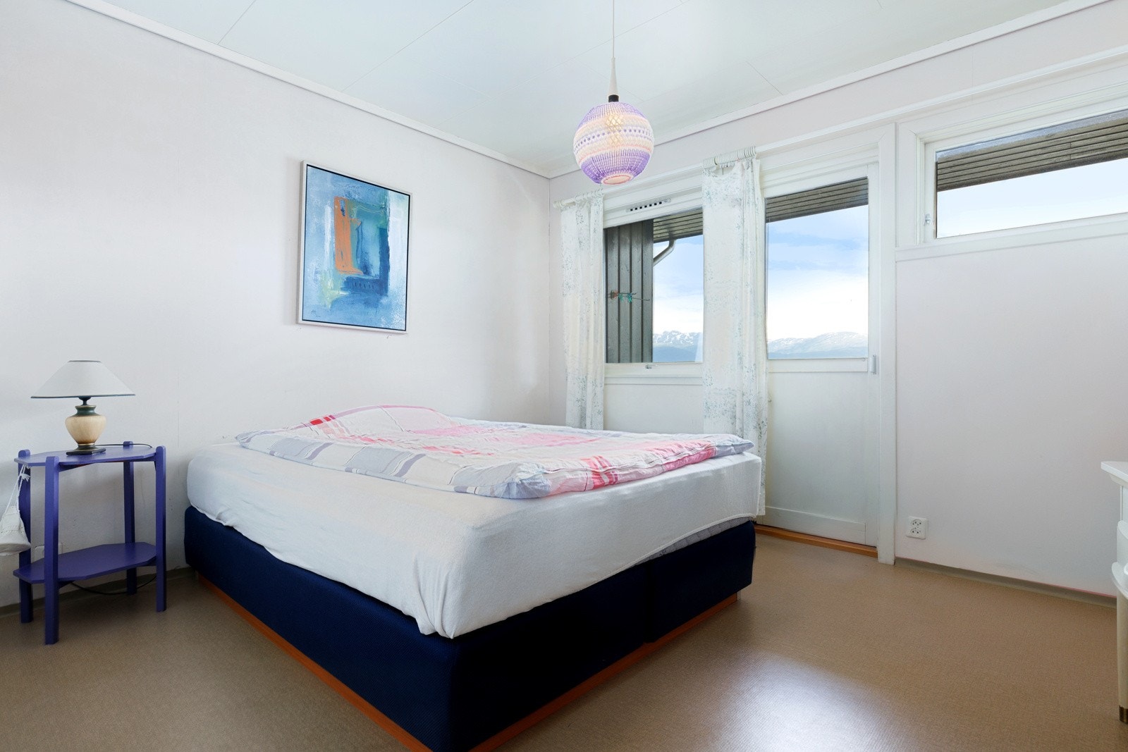 Boligen har i alt fire soverom. Det er to i første etasje, og to i underetasjen. Galleribilde