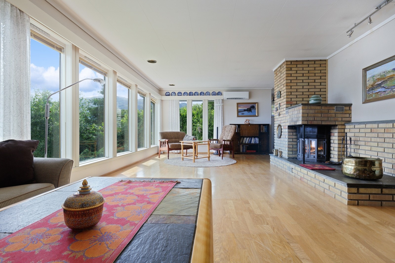 Stuen har flere sosiale soner som gjør at en har mange muligheter i forhold til møblering. Galleribilde