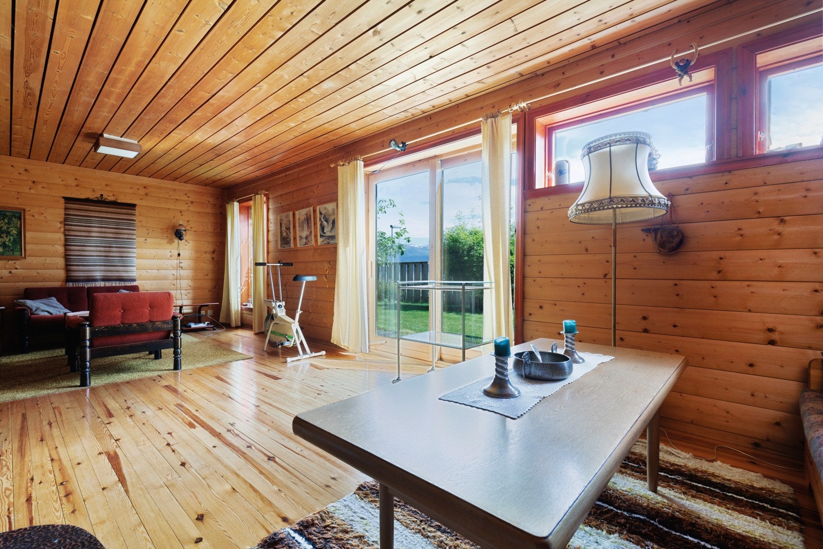 Boligen har en stor kjellerstue med direkte utgang til hagen. Galleribilde