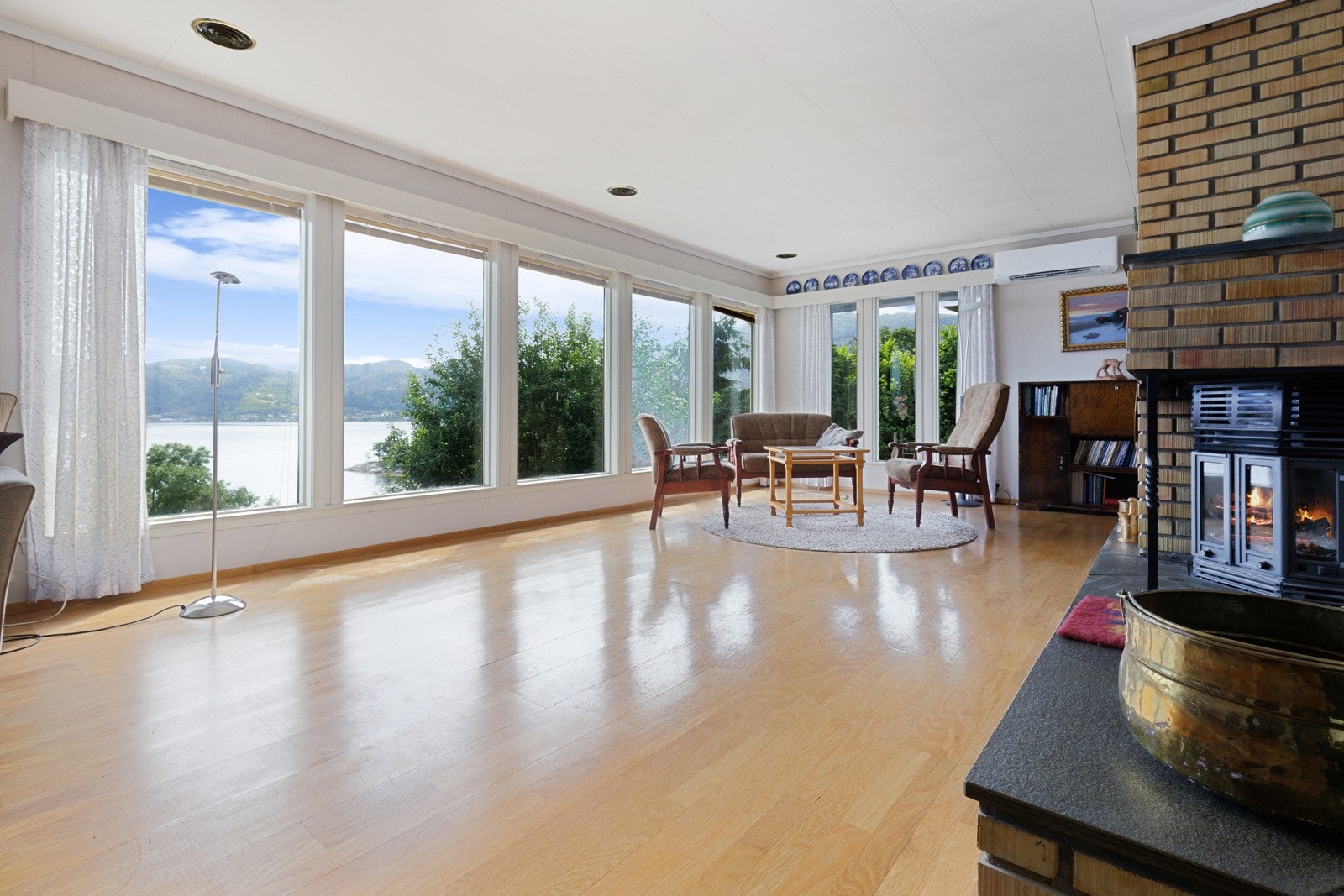 Stuen har store vindusflater som gjør at en virkelig kan nyte utsikten. Galleribilde