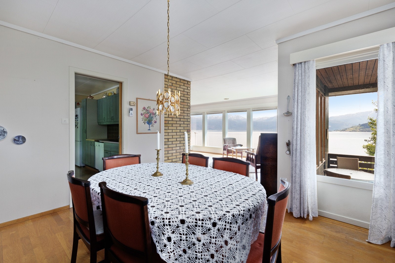 Bak stuen ligger kjøkkenet. Galleribilde