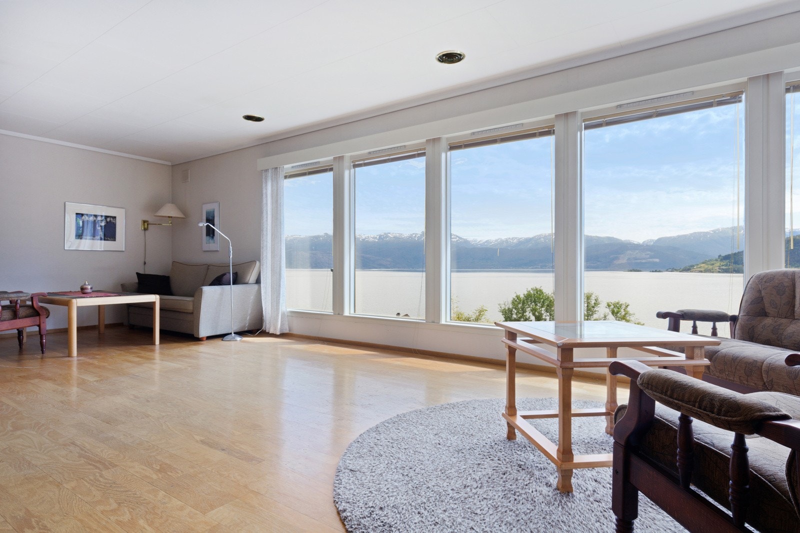 Fra stuen kan en virkelig nyte Hardangerfjorden. Galleribilde