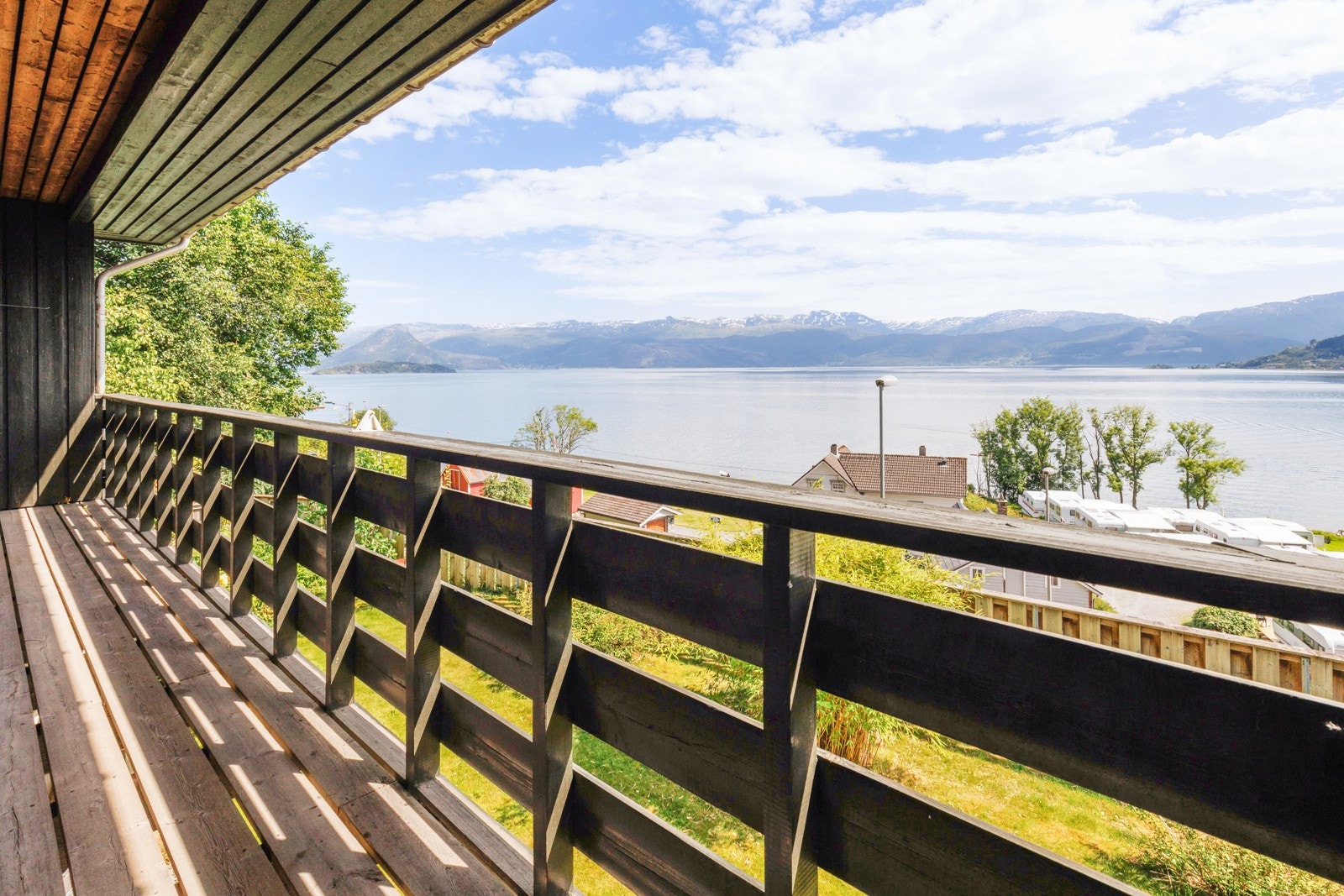 Det er kort avstand til Øystese og Norheimsund med alle sine funksjoner som barnehager, skoler, dagligvarebutikk, restauranter, hotell og med mer! Galleribilde