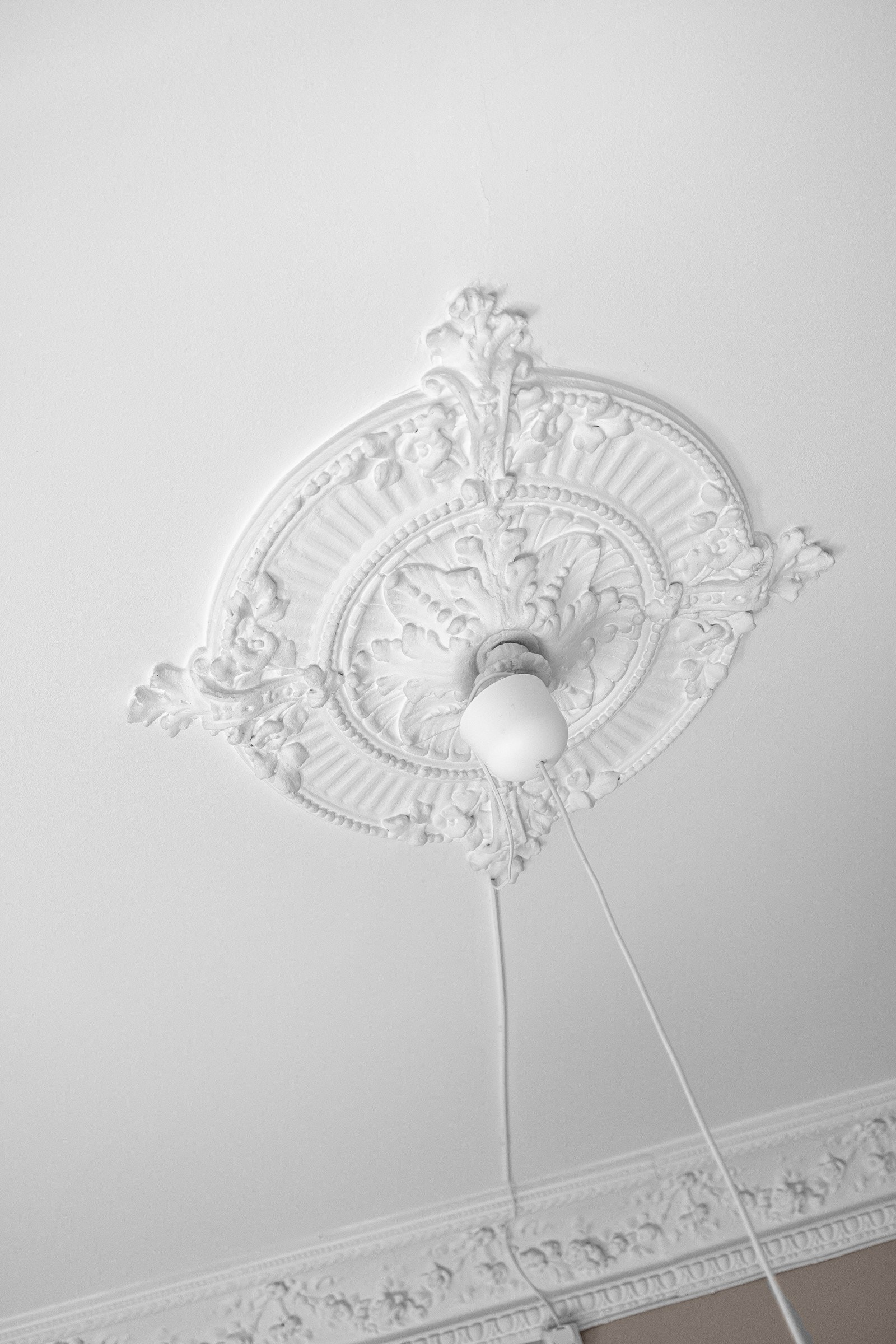 Klassiske detaljer som stukkatur og rosetter. Disse er originale. Galleribilde