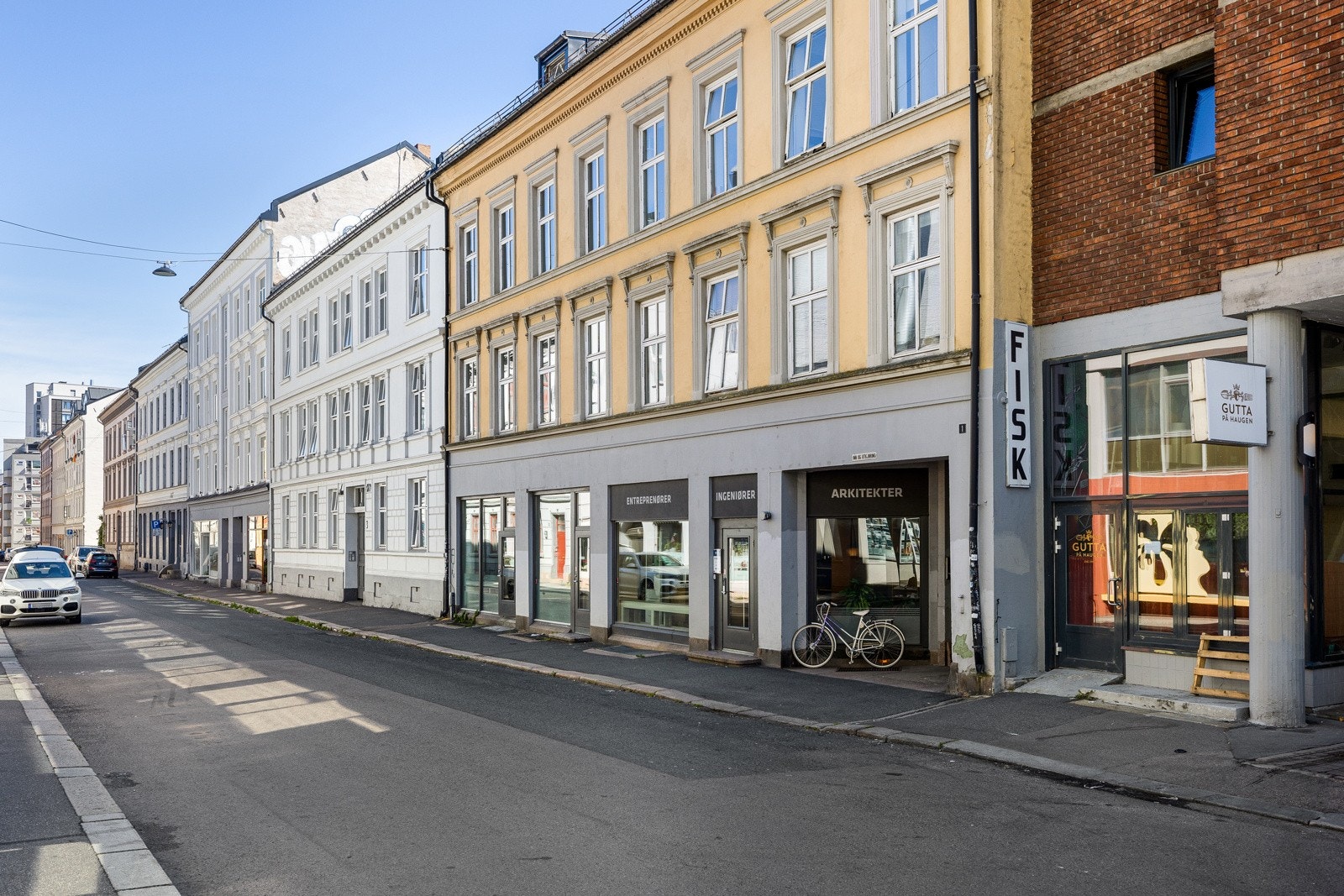 Leiligheten ligger i indre gårdsrom inn fra Bjerregaards gate. Stille og skjermet, men samtidig gangavstand til alt. Galleribilde
