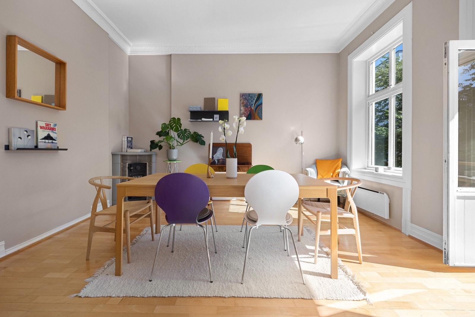 Spisestuen er så romslig at du fint kan flytte kjøkkenet hit og samtidig ha god plass til stort spisebord. Galleribilde