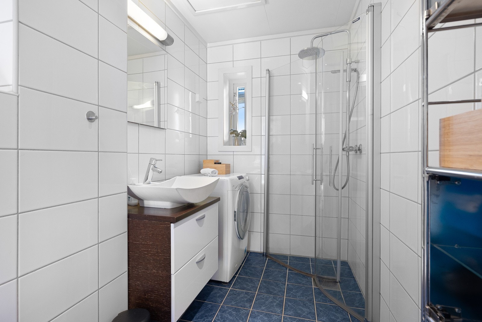 Badet har opplegg for vaskemaskin og vindu. Galleribilde
