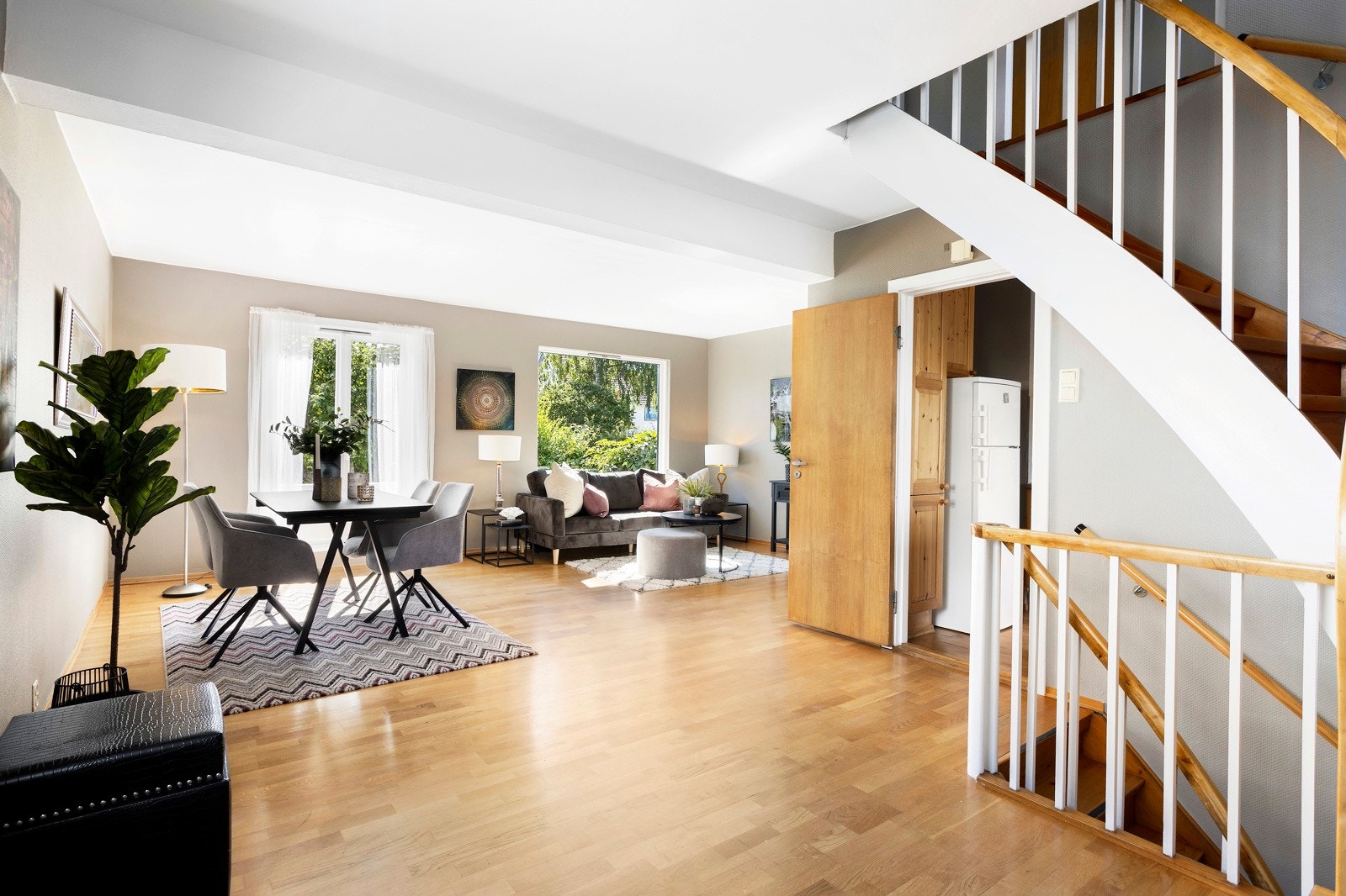 Svært enkelt rom å innrede med flere muligheter etter eget ønske. Takhøyden ble målt til 2,46m i stuen. Store vindusflater gir rikelig av innslipp med naturlig lys. Galleribilde