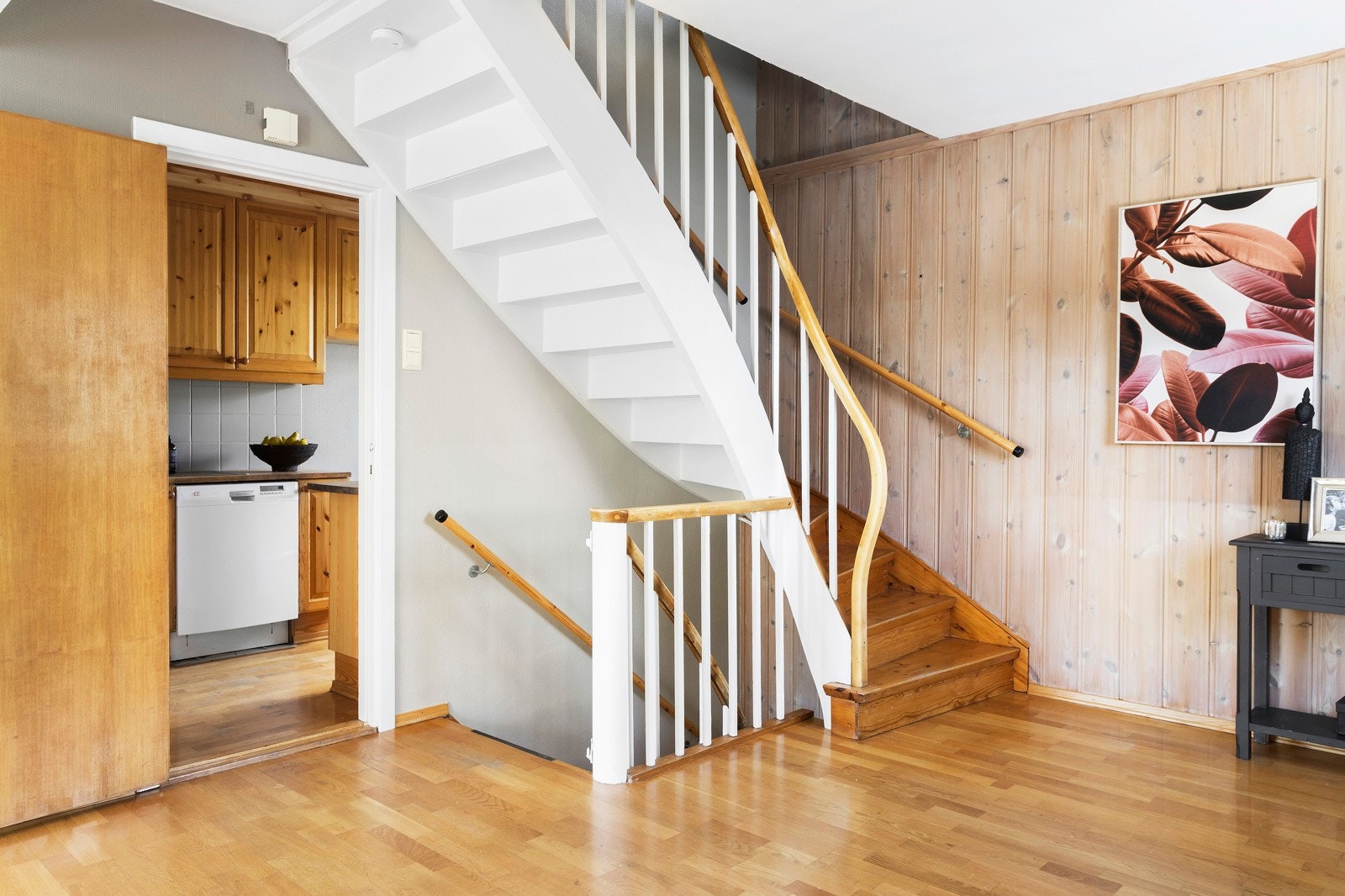 Trapp av heltre binder sammen boligen på en flott måte. Galleribilde