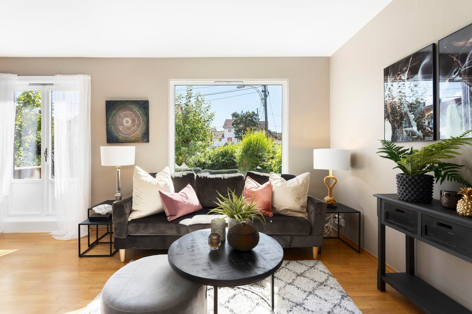 Romslig og lys stue med utgang til solrik markterrasse på ca. 20m og grønt opparbeidet hageparti Galleribilde