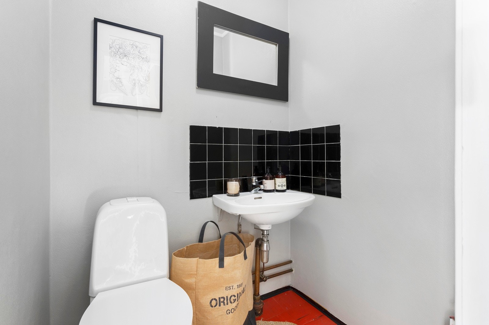 Det separate toalettrommet er også antatt å være fra byggeåret ifølge takstmann. Rommet holder en enkel standard med klosett og servant. Baderom og toalettrom har behov for oppussing. Galleribilde