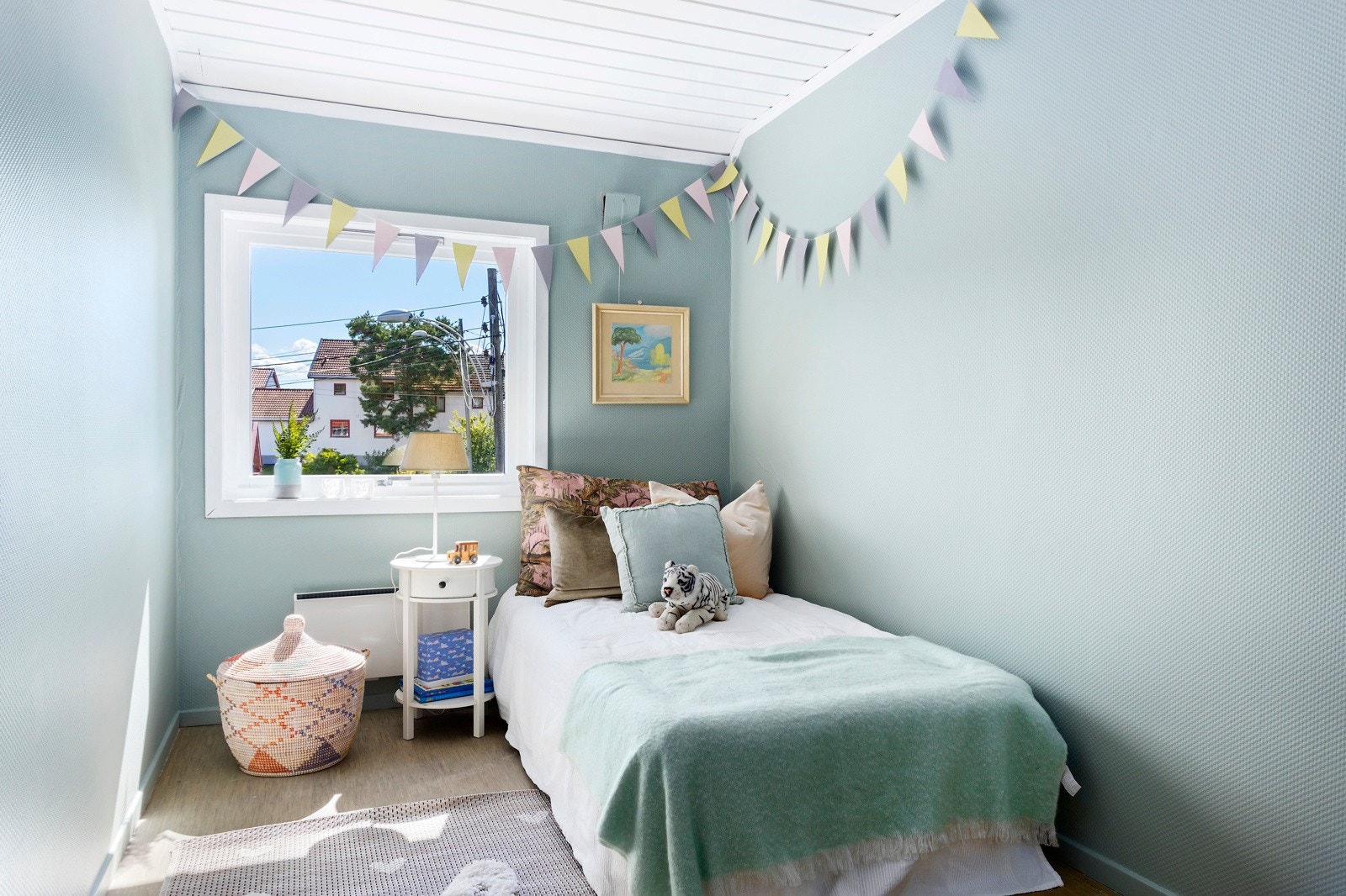 I etasjen ligger det ytterligere to soverom som kan brukes som barnerom/gjesterom/kontor. Galleribilde