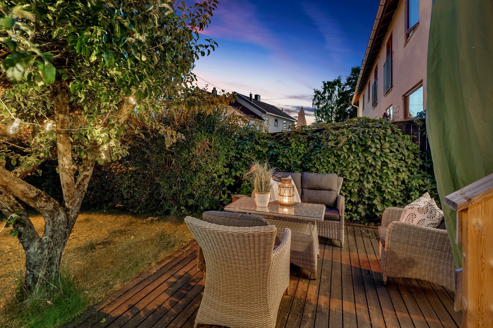 Markterrassen ligger i tilknytning til et eget hageparti - her kan late sommerdager nytes! Galleribilde