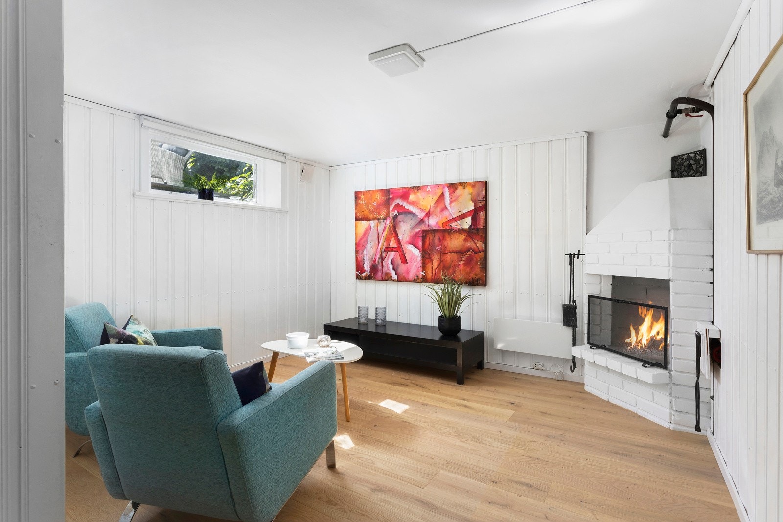 Lun og koselig peisstue med vindu. Innred etter eget ønske og nyt lune kvelder. Galleribilde