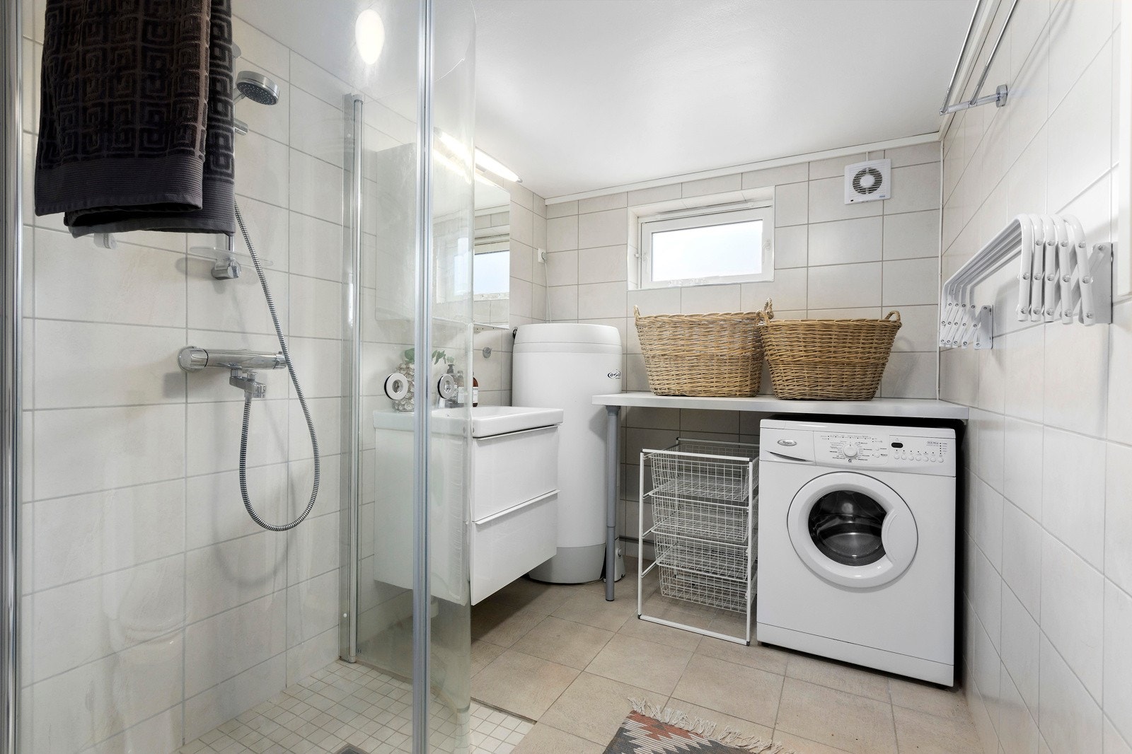 Meget delikat baderom som ble vesentlig oppgradert i 2015 i regi av nåværende eier med dokumentasjon. I gulv er det termostatstyrte varmekabler for en komfortabel gulvvarme når kaldere tider trer inn. Galleribilde