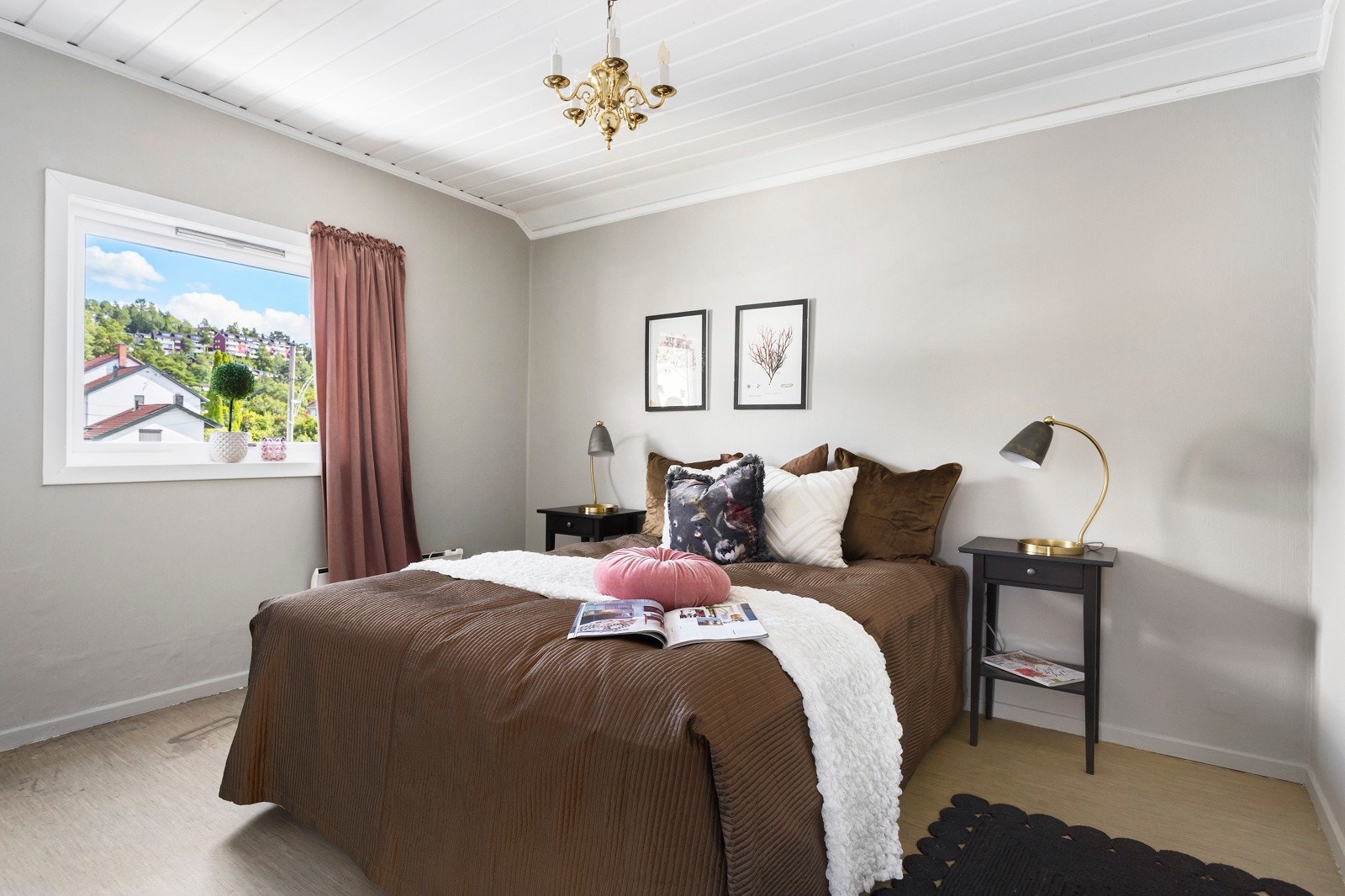 Romslig hovedsoverom med plass til dobbeltseng, nattbord og ytterligere ønsket møblement. Det er etablert garderobeløsninger i rommet. Galleribilde