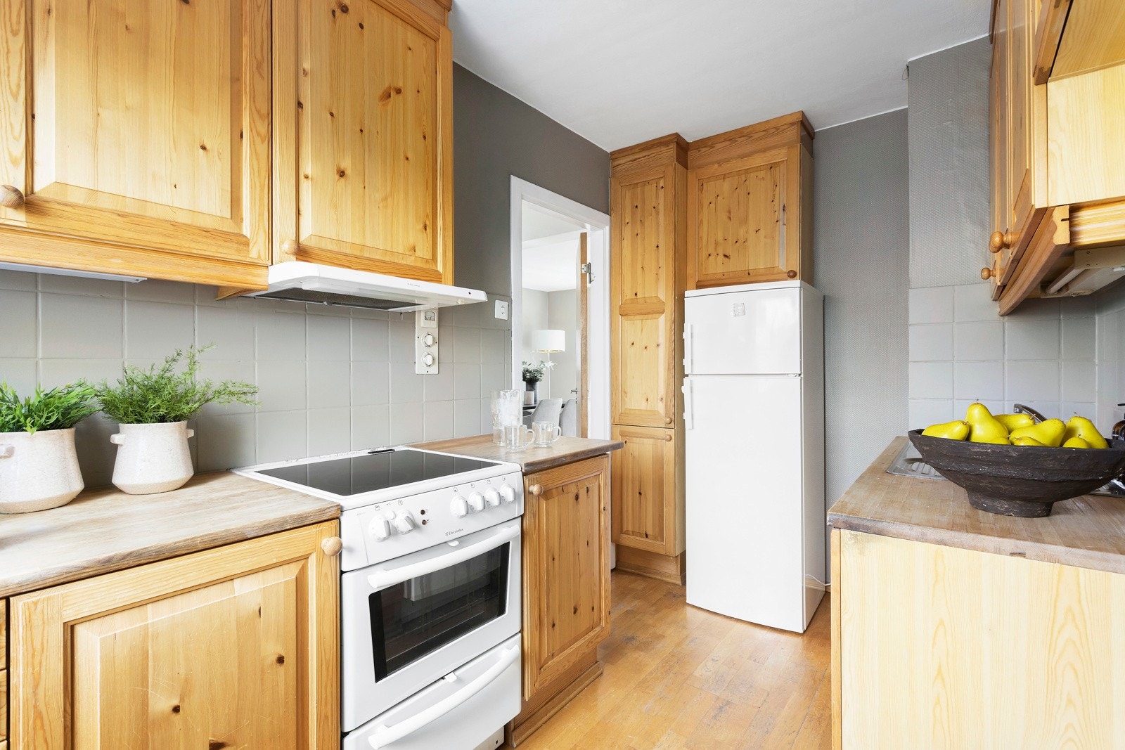 Egne nisjer for frittstående komfyr, kjøl og frys. Alle hvitevarer på kjøkken medfølger boligen ved salg. Over stekesonen er det en kjøkkenventilator med avtrekk ført ut. Galleribilde