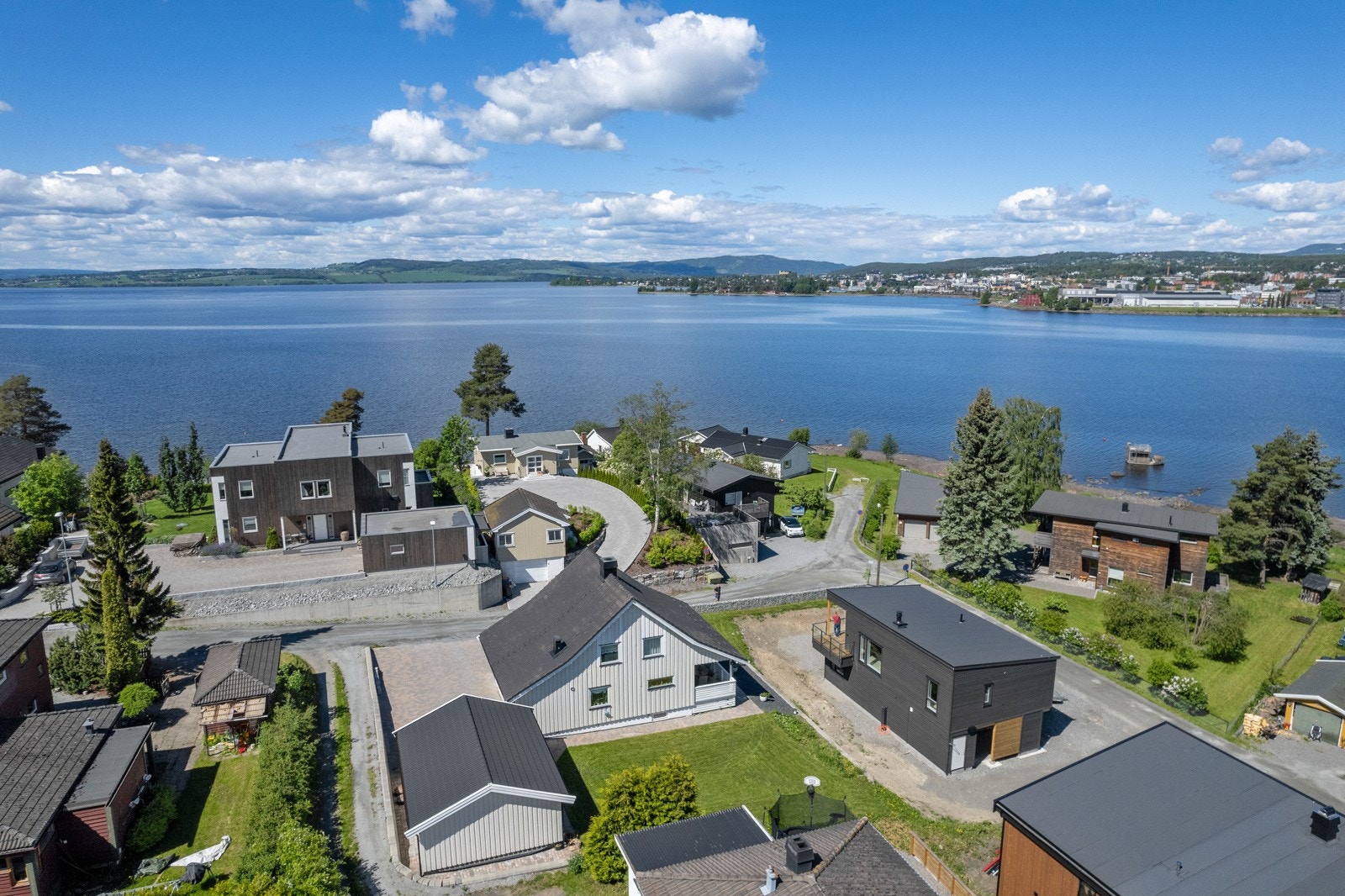 60 meter til strand. Utsikt mot Hamar. Galleribilde