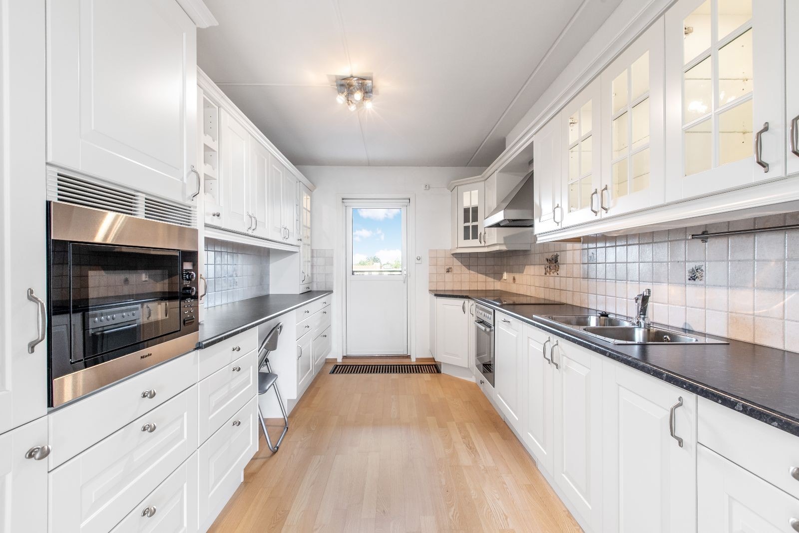 Fra kjøkken er det utgang til nordvendt uteplass der dagens første kaffekopp kan nytes. Galleribilde