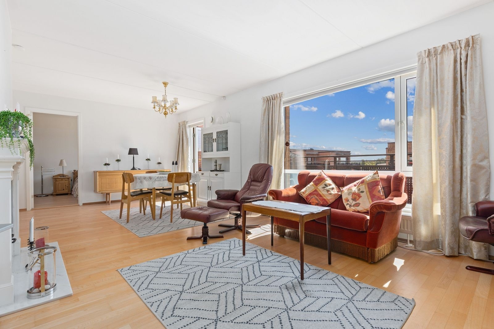 Romslig stue med spisebord, sofa og tv. Galleribilde