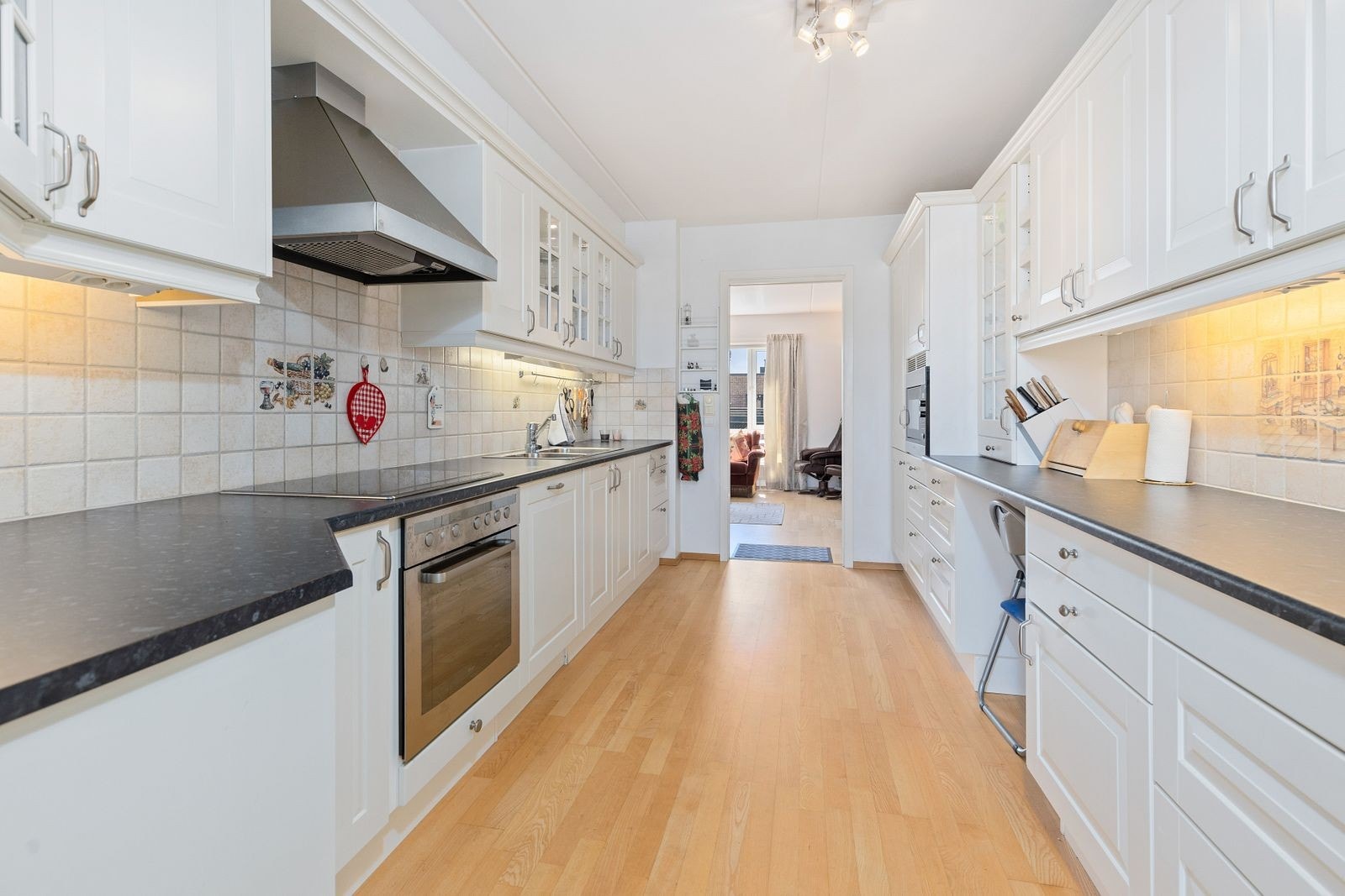 Separat kjøkken med integrerte hvitevarer. Galleribilde