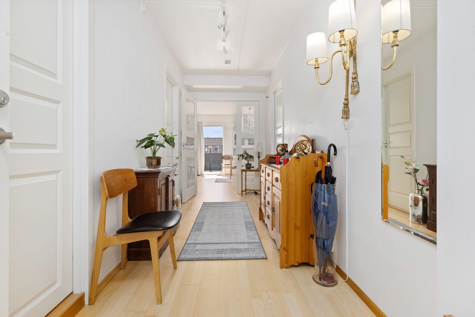 Bak inngangsdøren møtes du av en lys og innbydende entre. Dør til venstre er vaskerom. Galleribilde