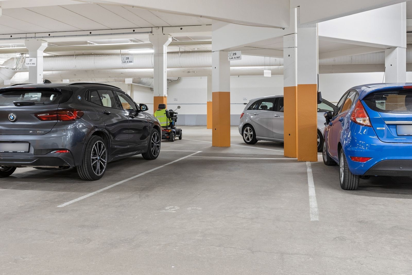 Garasjeplass i lukket garasjeannlegg. Galleribilde