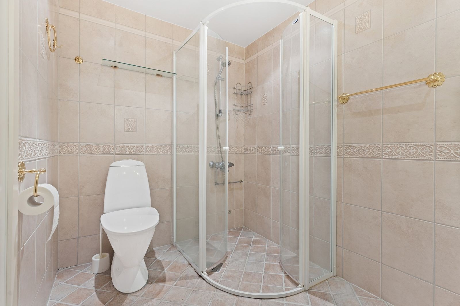 Dusjhjørne, toalett og varme i gulv. Galleribilde