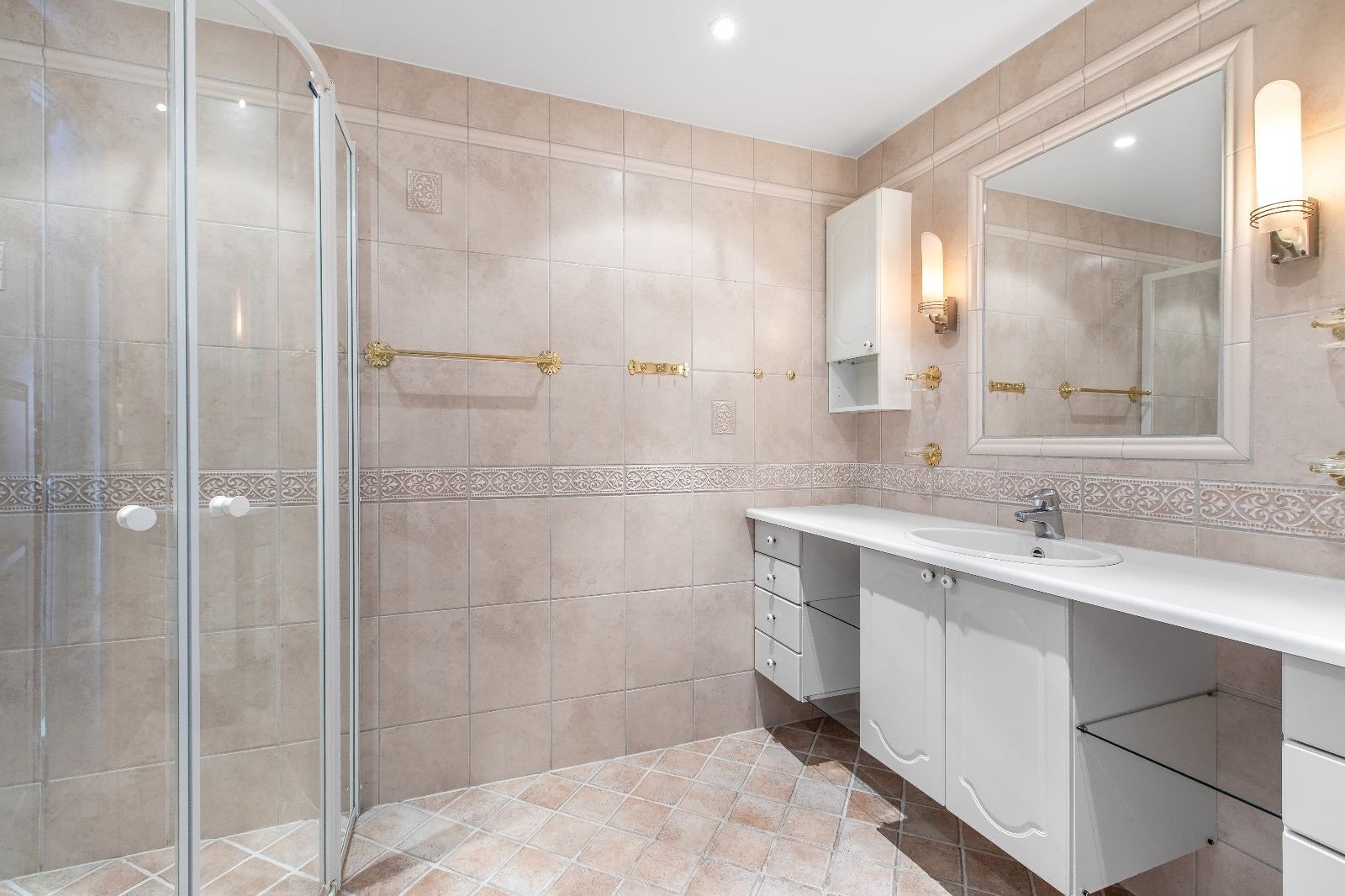 Flislagt bad med downlights i tak. Galleribilde