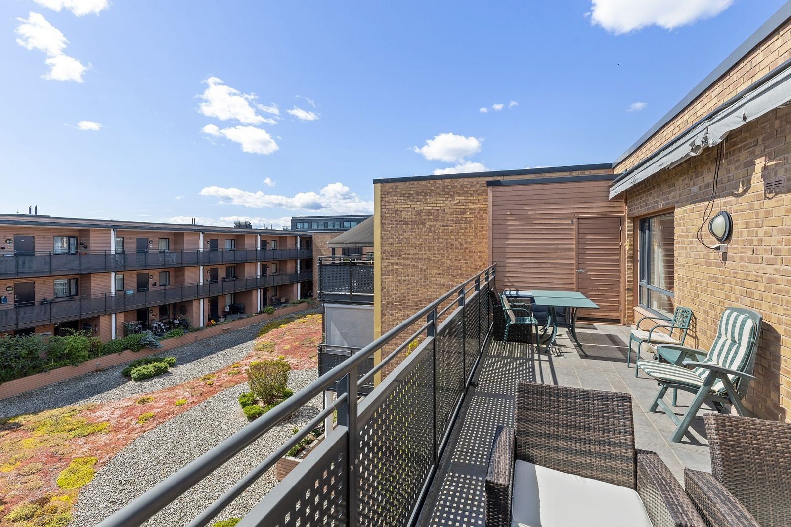 Lys og romslig 3 roms toppleilighet med stor terasse, peis og garasjeplass i kjeller. Galleribilde