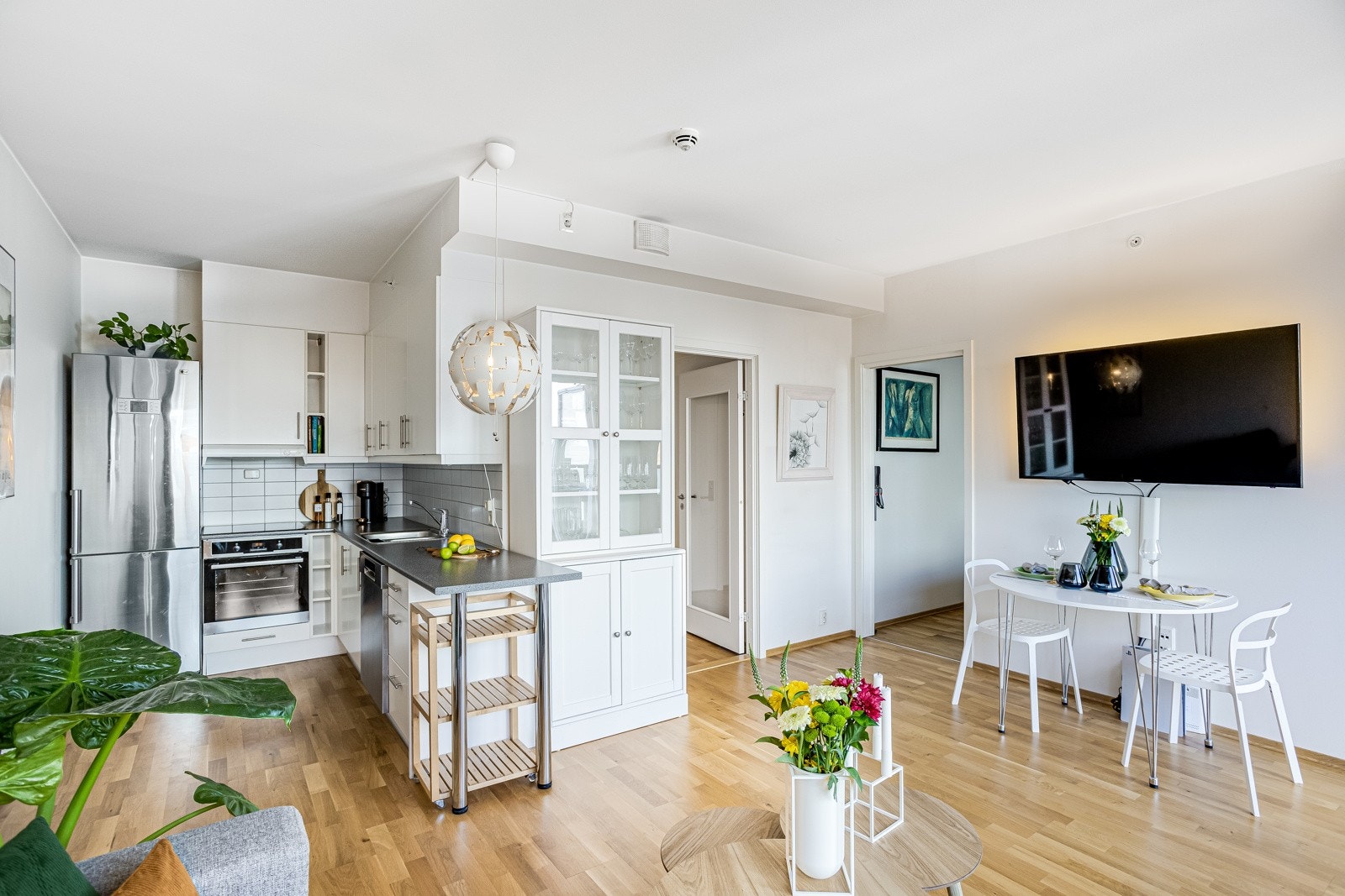 Praktisk hjørne med åpen kjøkkenløsning mot stuen Galleribilde