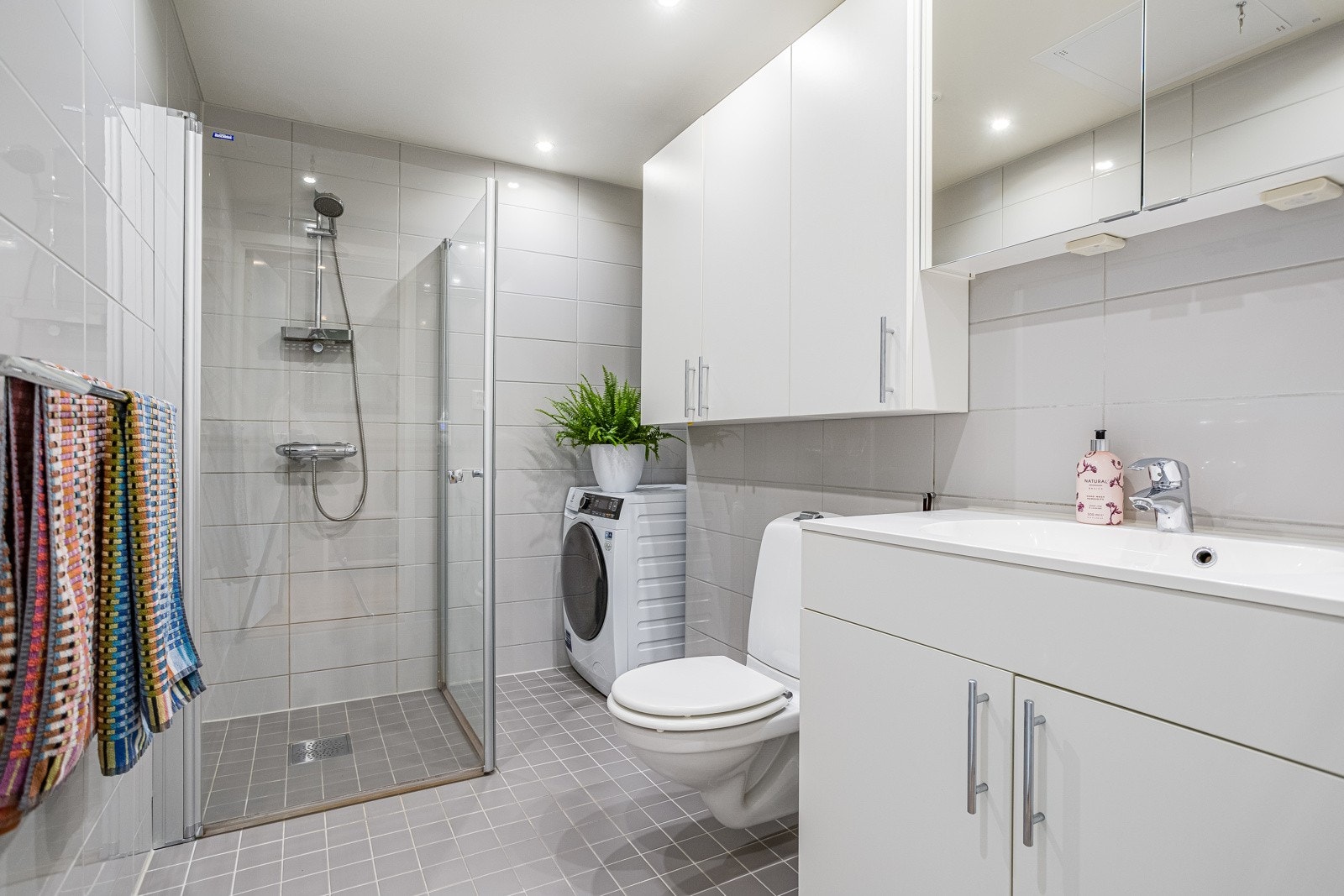 Badet har downlights, varmekabler og opplegg til vaskemaskin Galleribilde