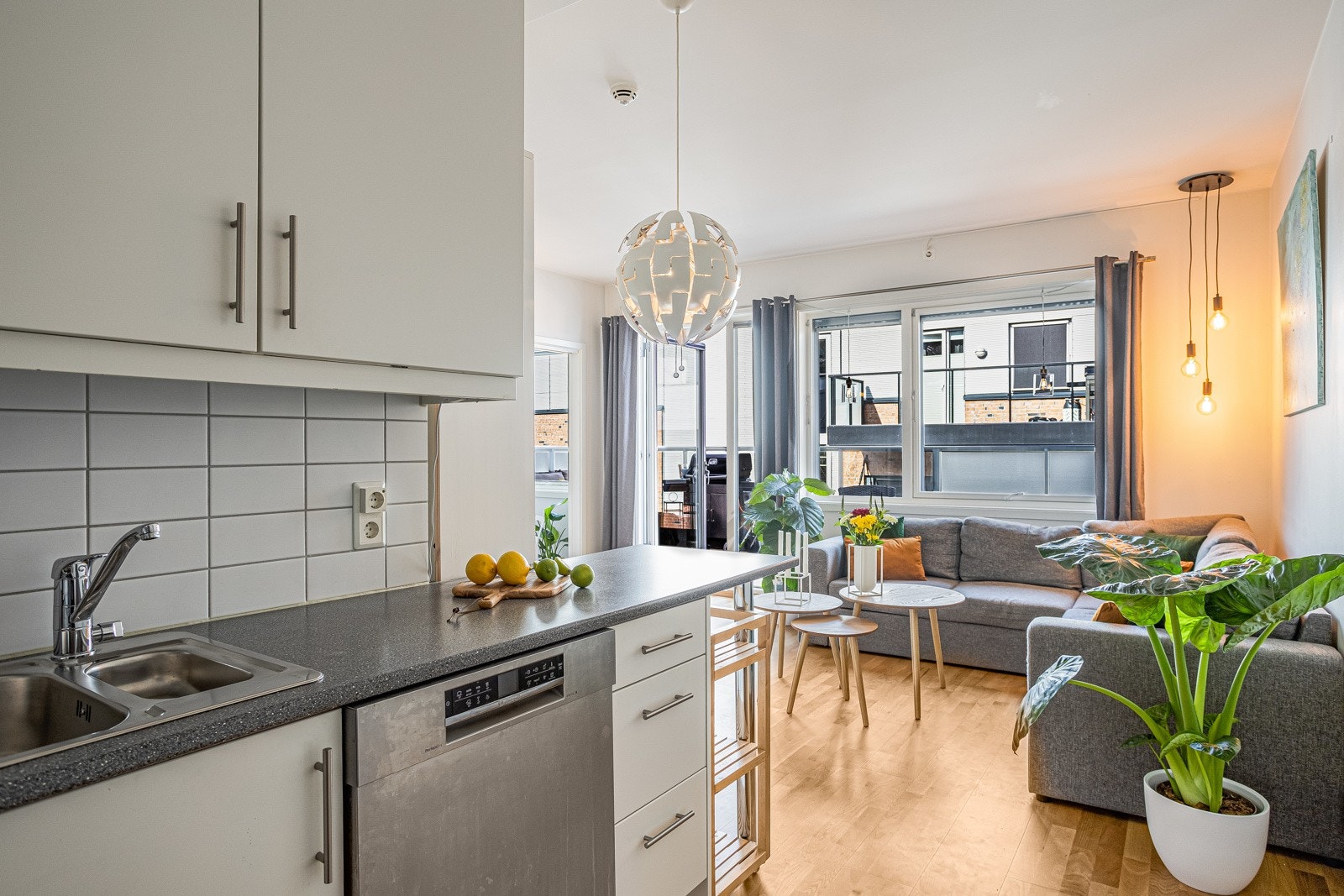 Kjøkkenet har opplegg til oppvaskmaskin Galleribilde