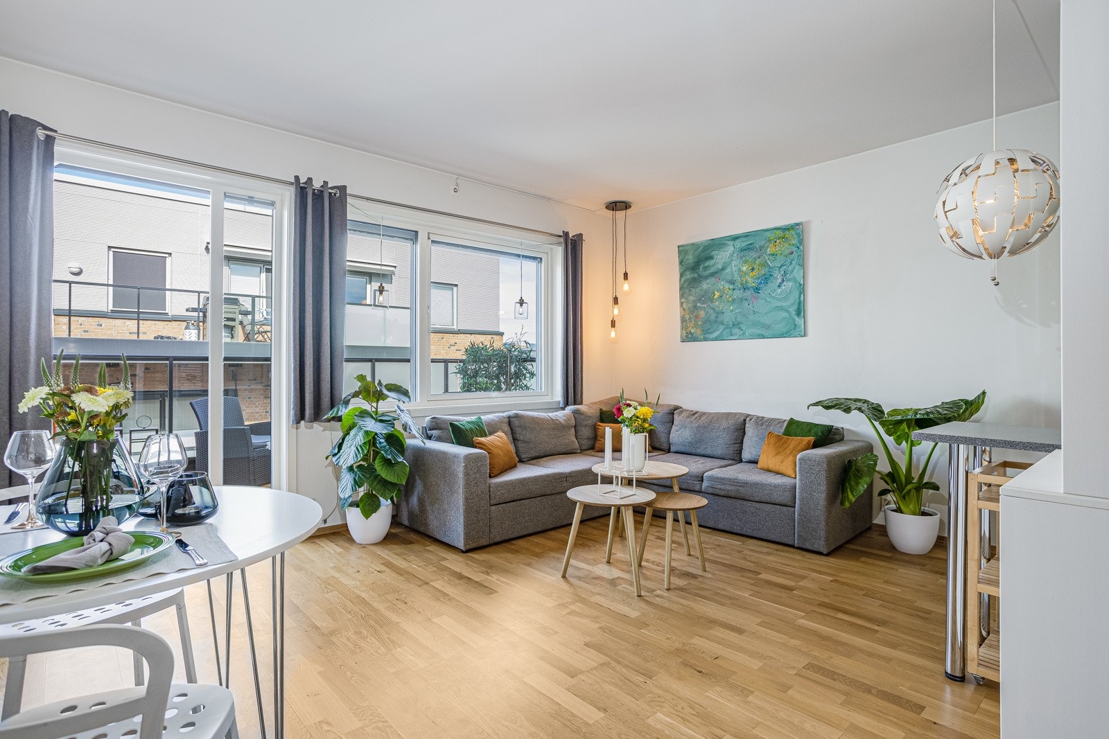 Store vindusflater i stuen slipper inn rikelig med naturlig lys Galleribilde