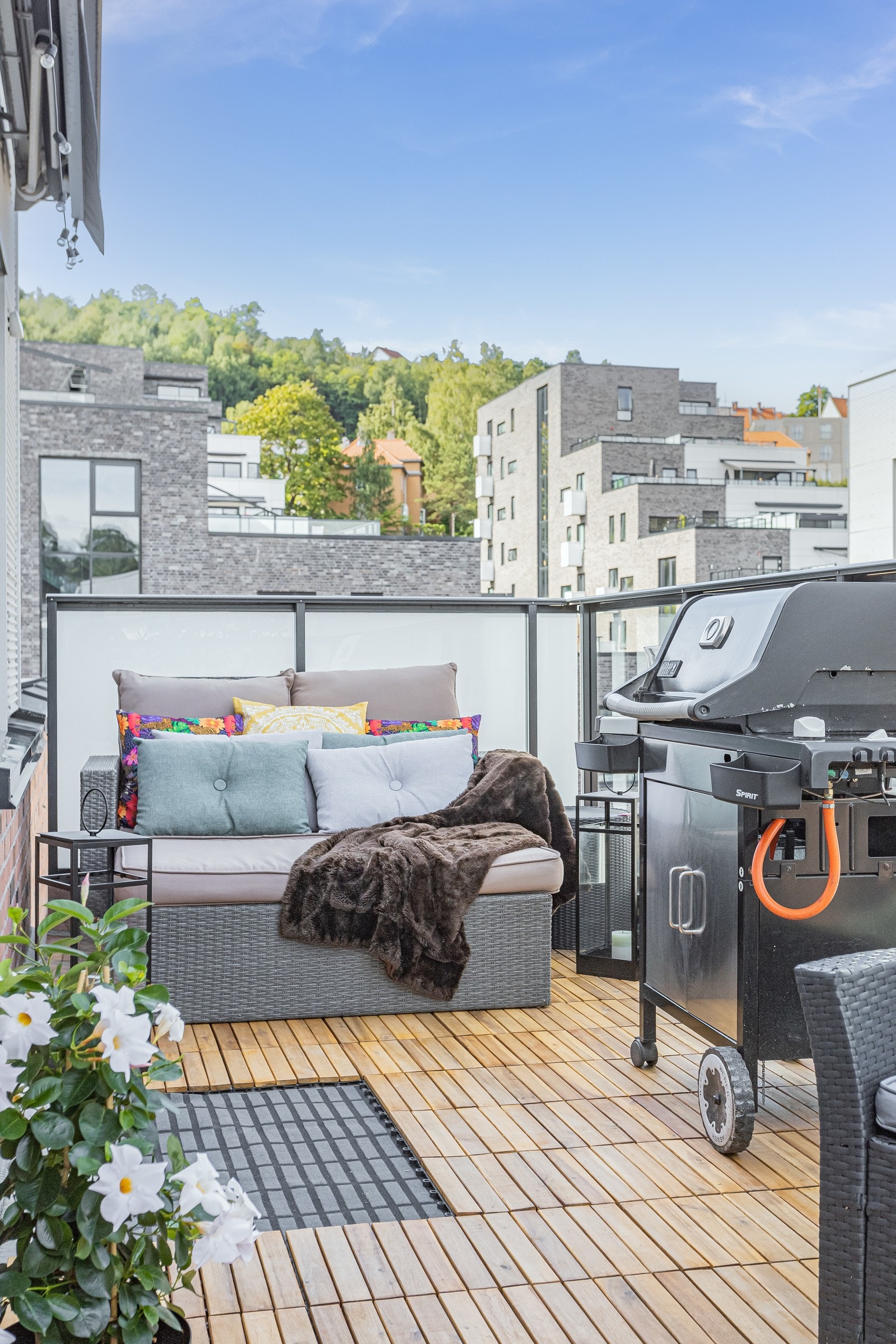 Balkongen har tremmegulv og rekkverk i stål og glass Galleribilde