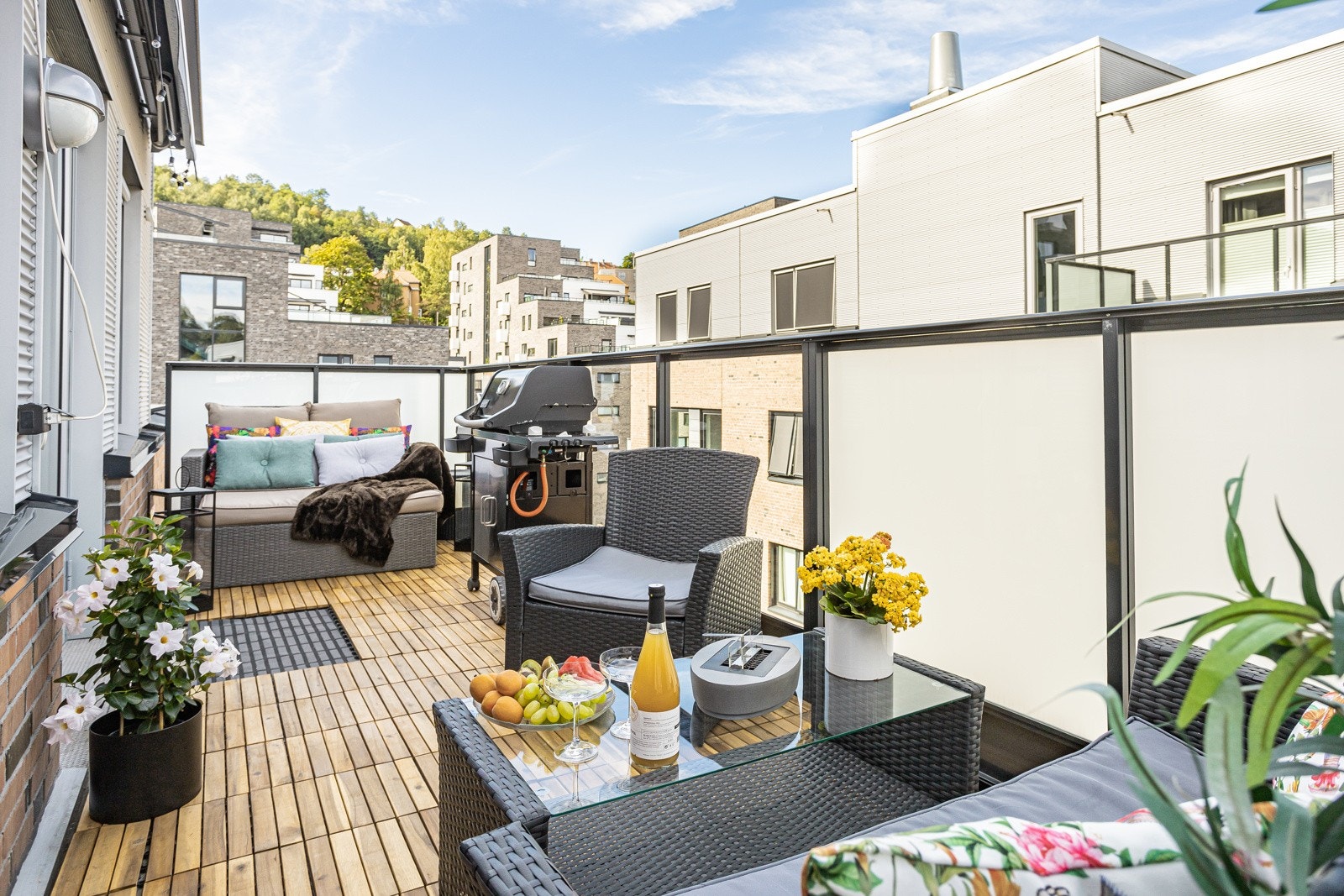 Meget god beliggenhet som toppleilighet. Vestvendt balkong på 12,5 kvm Galleribilde