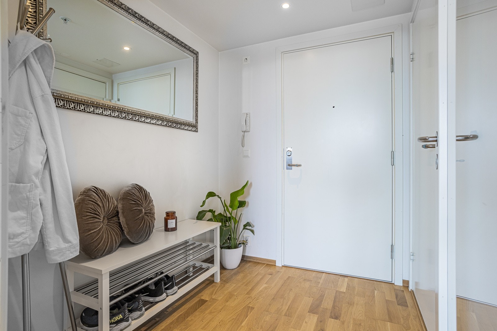 Entré med mulighet for oppheng og oppbevaring av sko og yttertøy Galleribilde