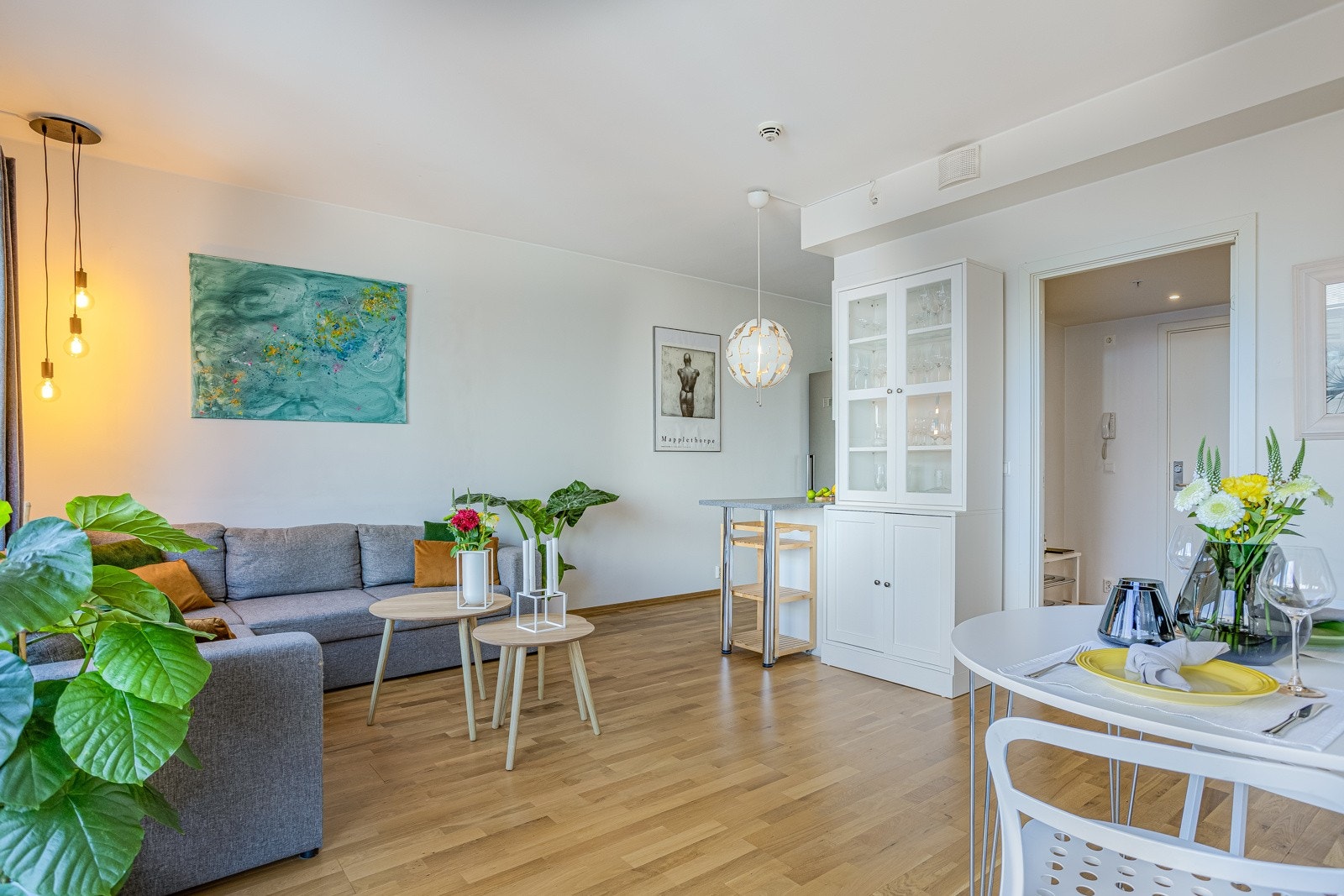 Plass til både sofa og spisebord i stuen Galleribilde