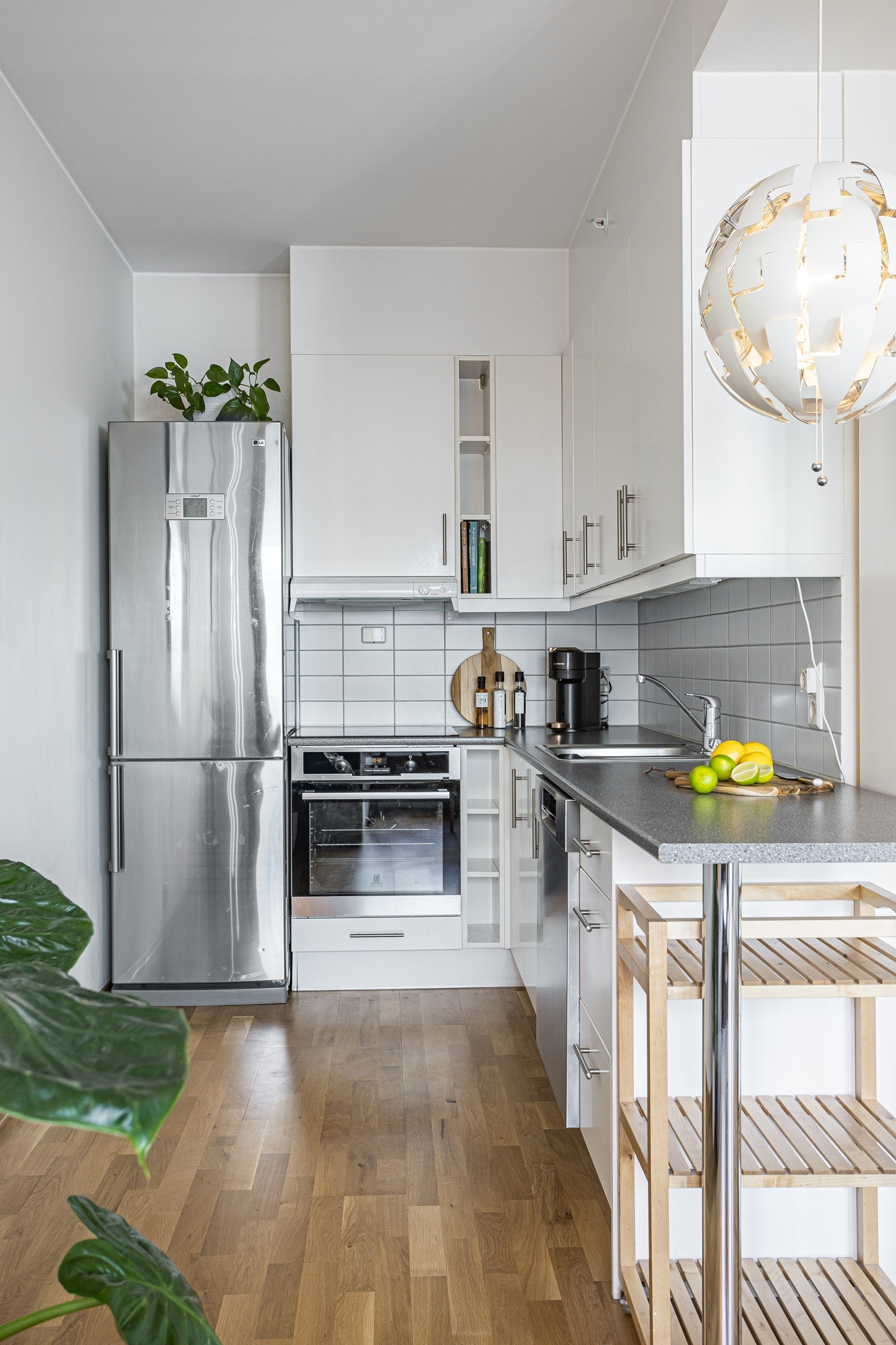 Kjøkkeninnredning med integrert komfyr og koketopp Galleribilde