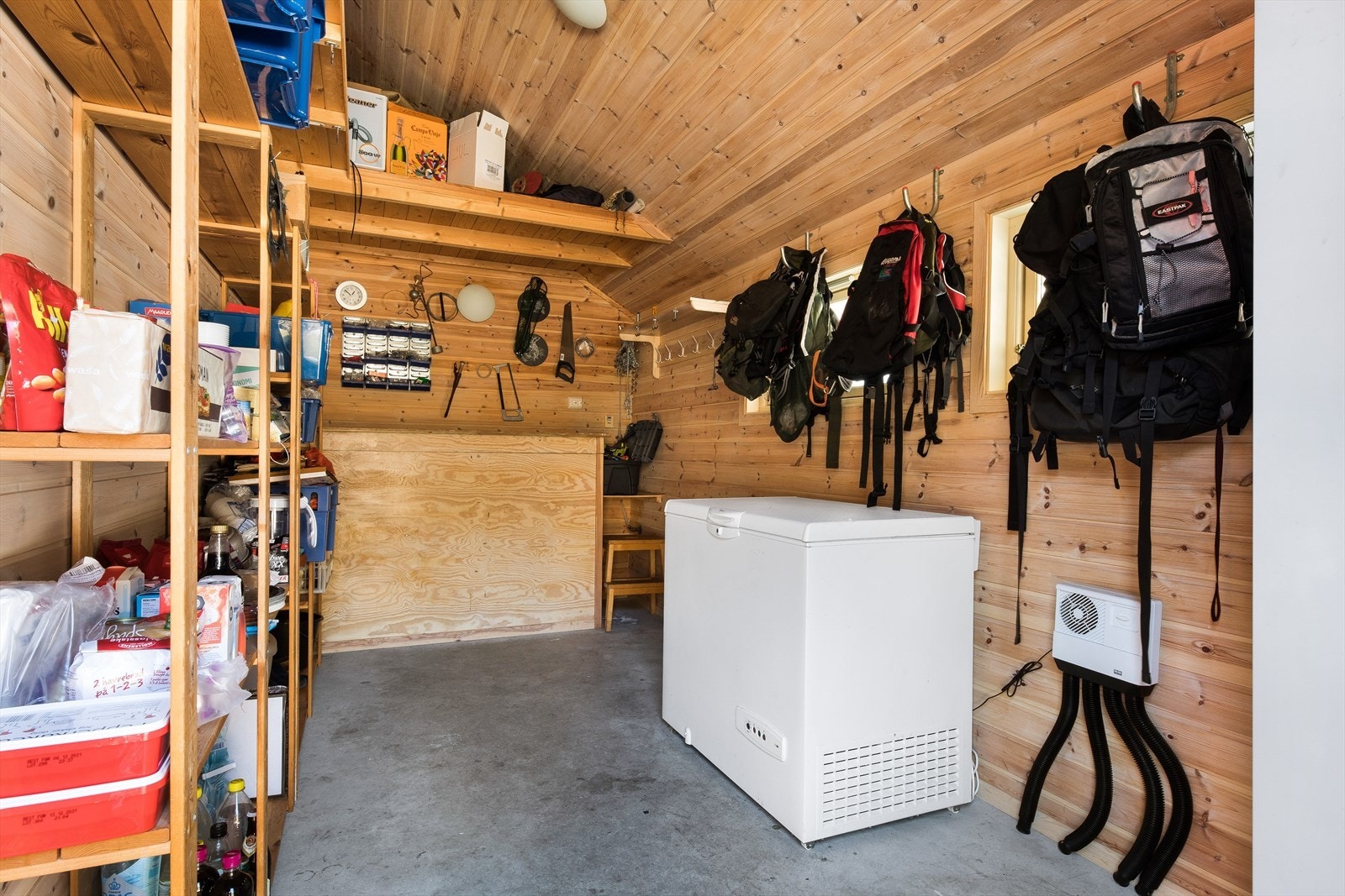 Stor bod med god plass til oppbevaring Galleribilde