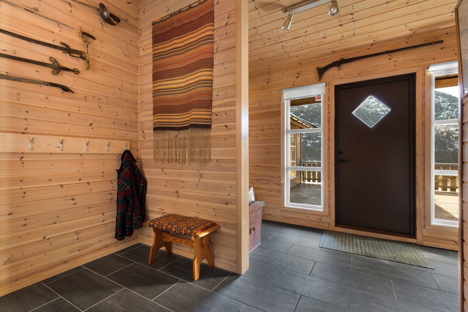 Gangen har utgang til stor og solrik terrasse Galleribilde