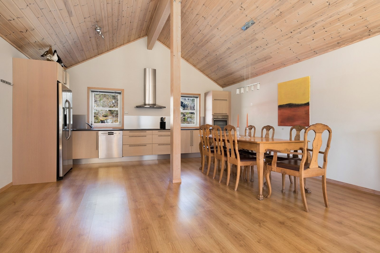 Stuen har åpen kjøkkenløsning Galleribilde