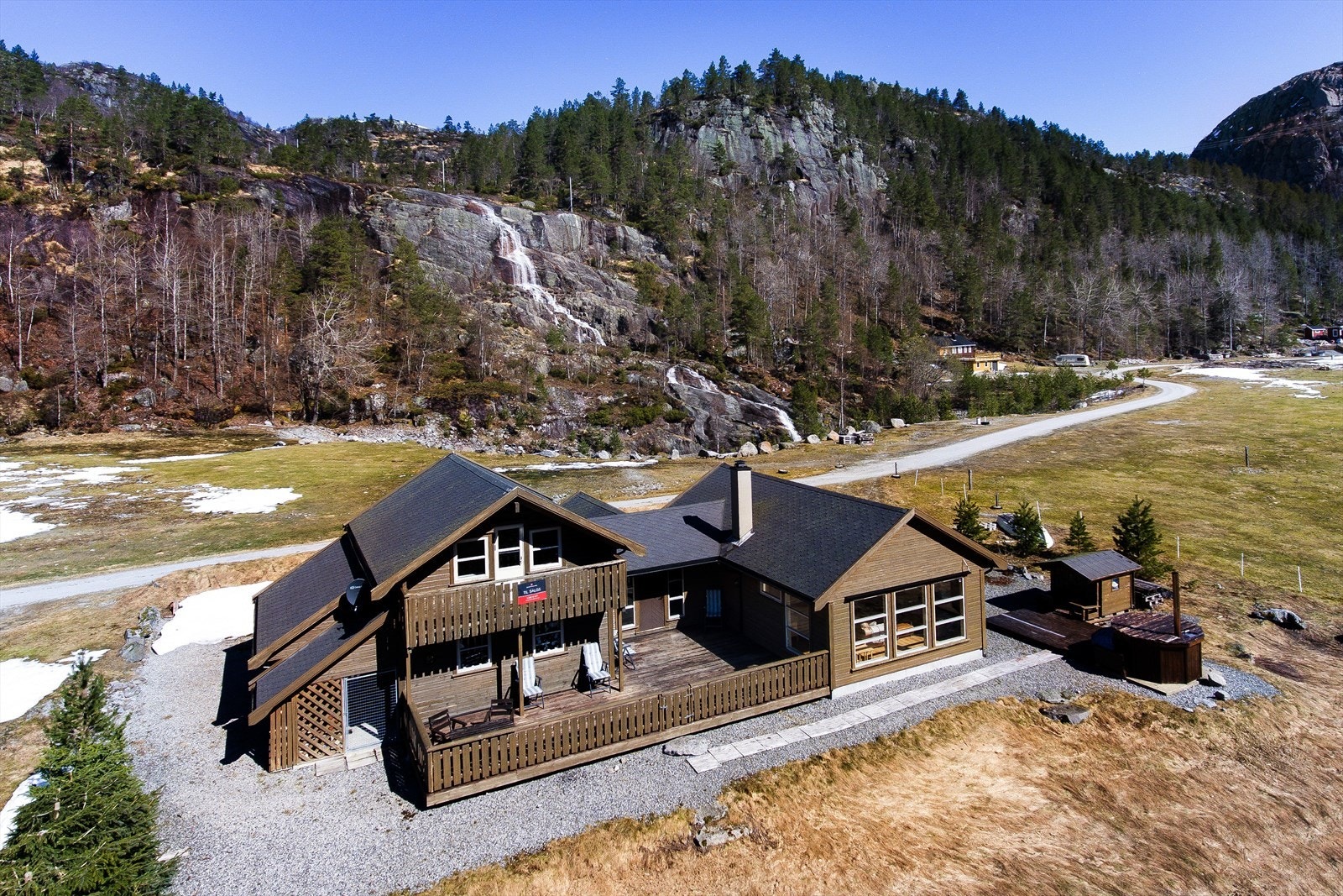 Hytten ligger på høyden i Lilandsdalen med nydelige solforhold. Galleribilde