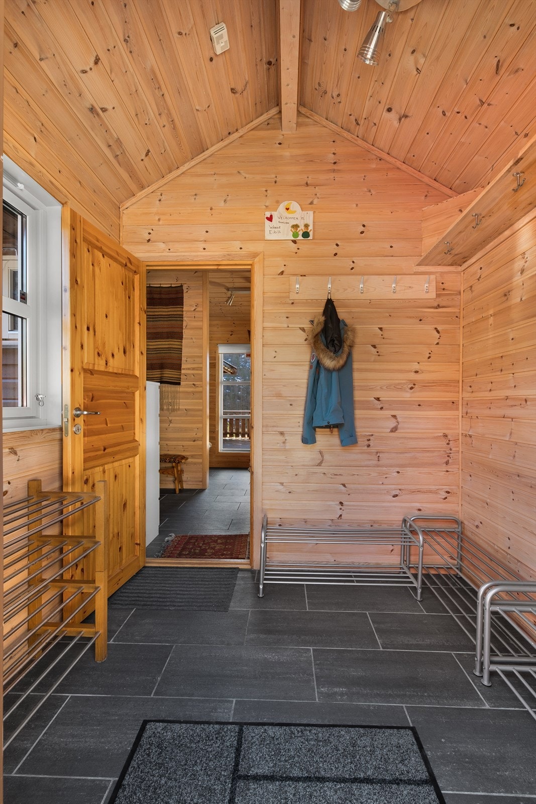 God plass til sko og yttertøy Galleribilde