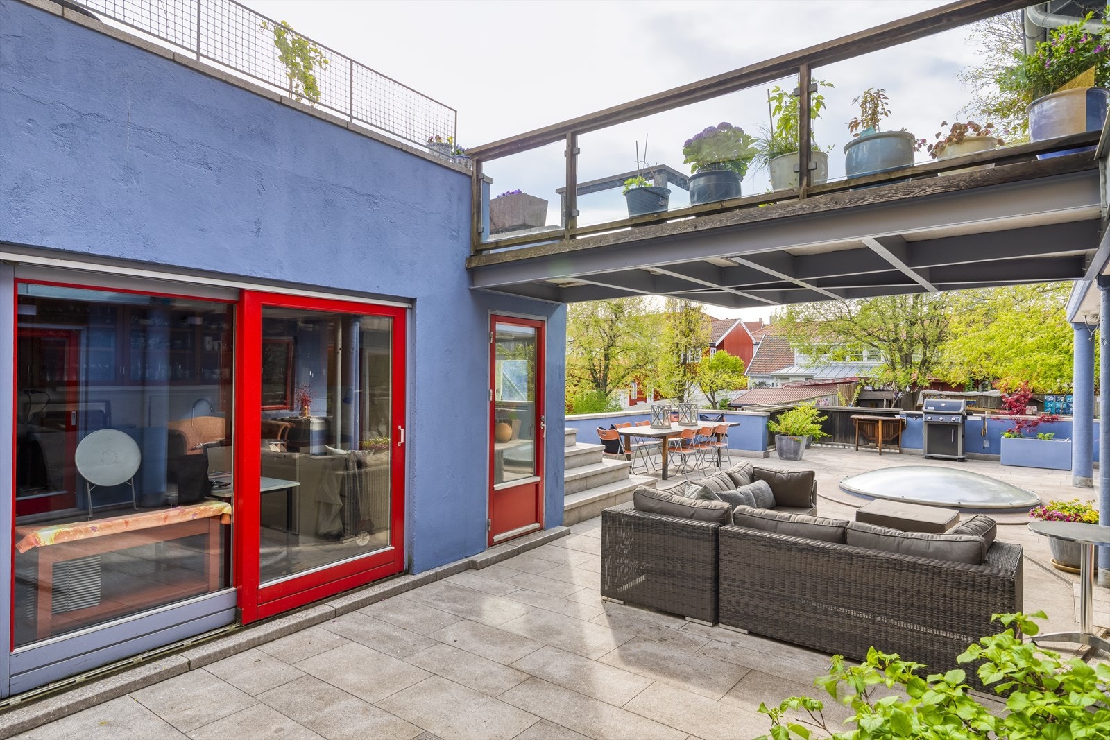 Inngang til utekjøkken. Kjøkkenet er fullt utstyrt med oppvaskmaskin, kaffetrakter, servise, glass og bestikk Galleribilde