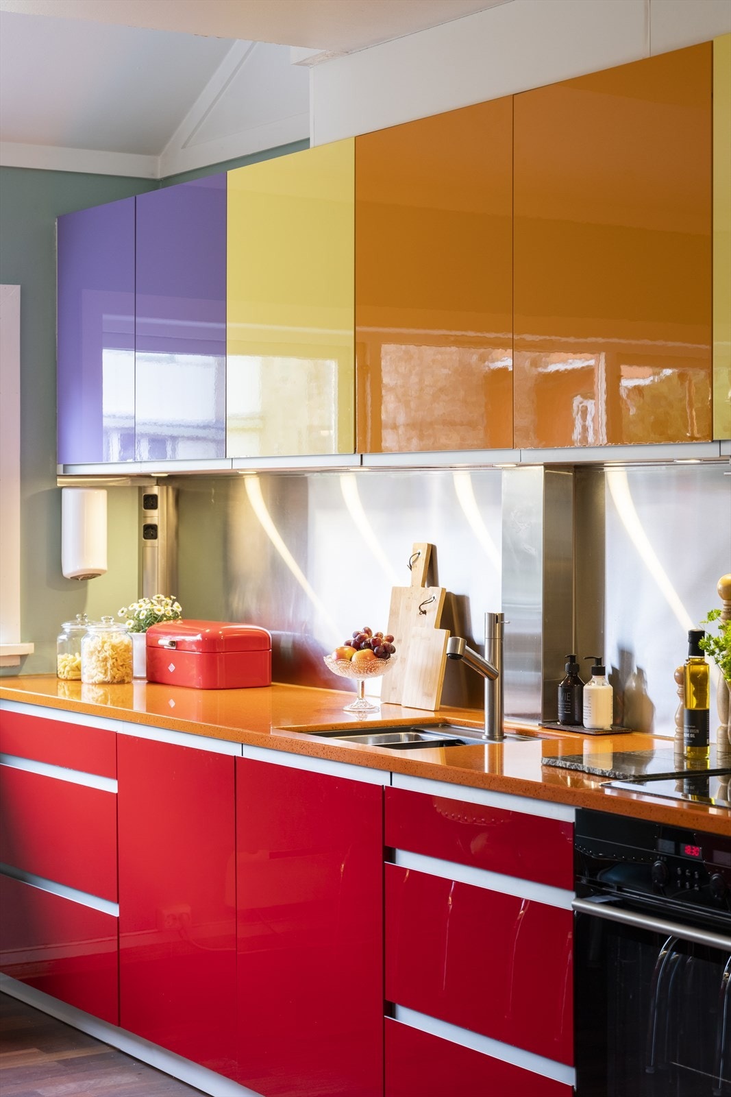 Her er det rikelig med skap- og benkeplass Galleribilde