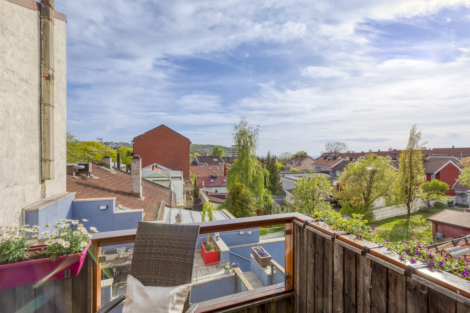 Her ser man nedover byen og mot Ekeberg Galleribilde