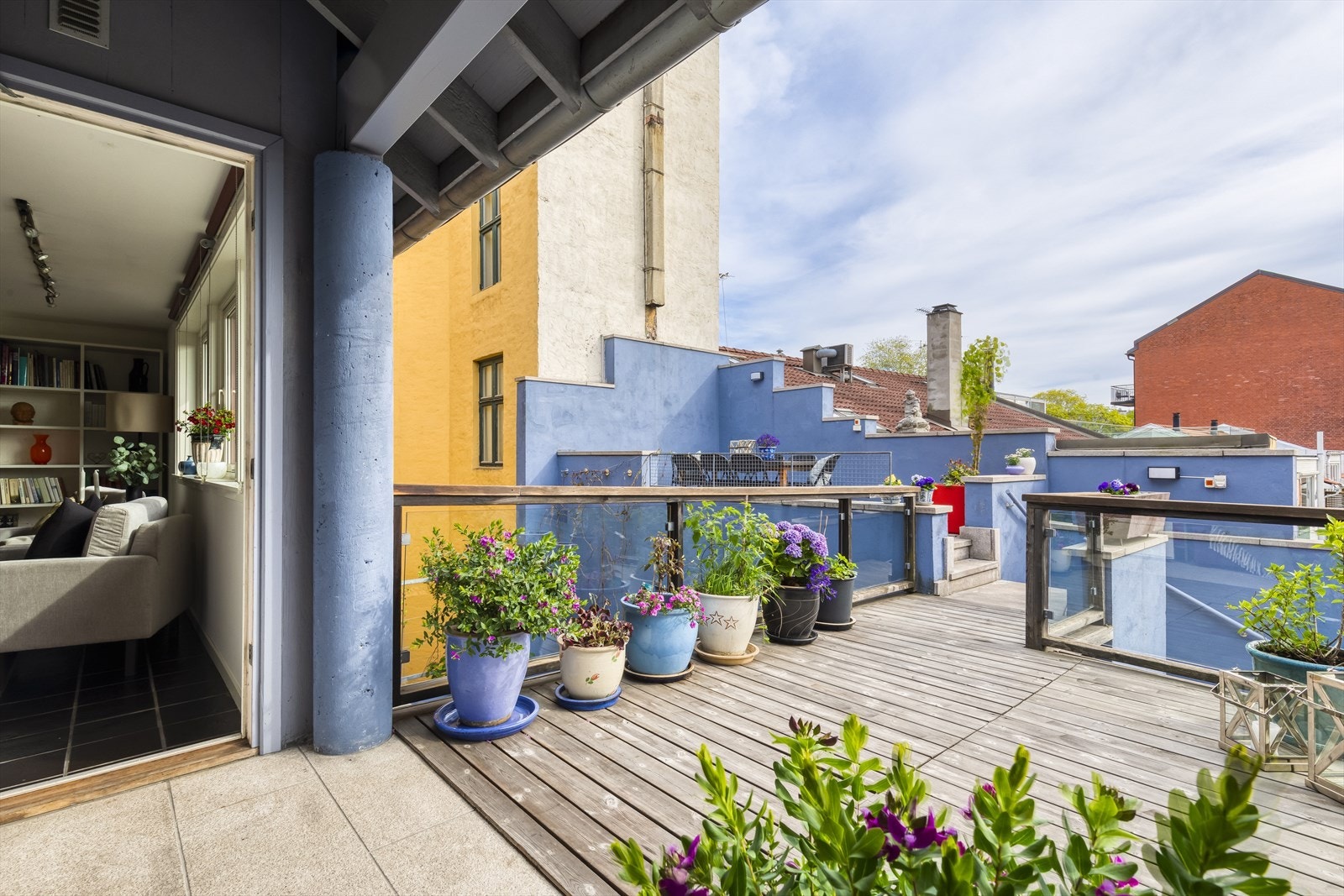 Videre er det adkomst via bro over terrasser både oppe og nede Galleribilde