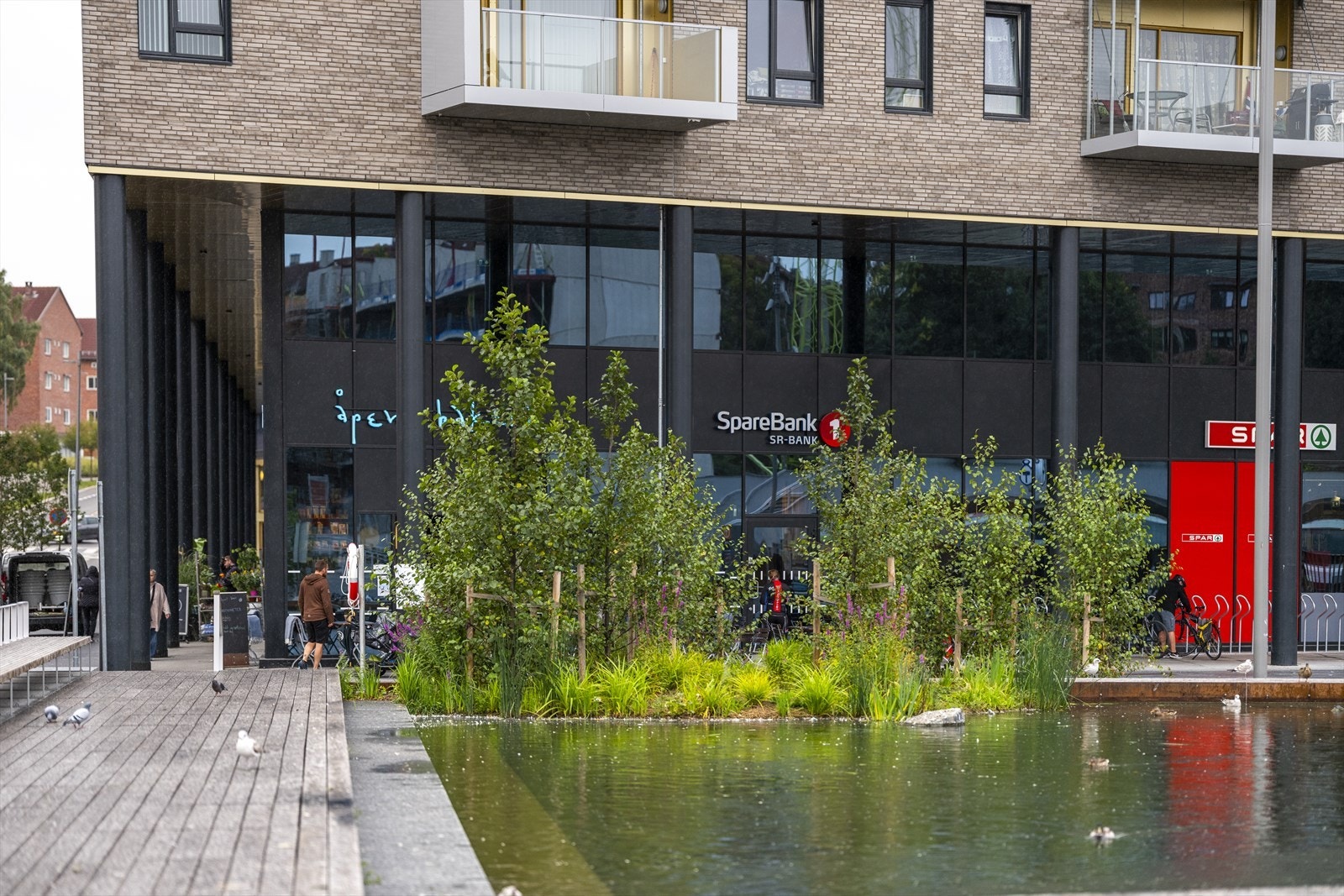 Det er også kort vei til Ensjø Torg. Her finnes bl.a. Åpent bakeri, Spar og t-bane Galleribilde